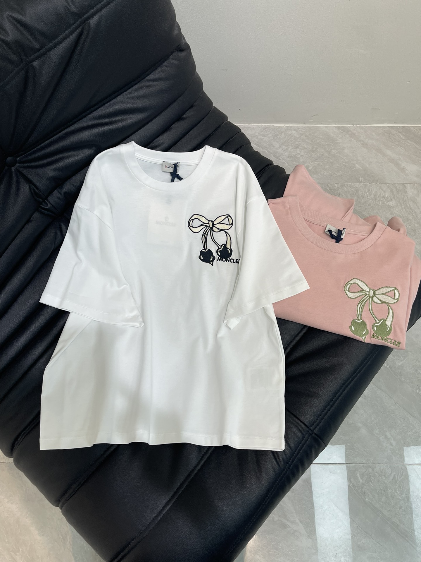 NO:422761,Moncle* 25 spring and summer new round neck cherry embroidered short-sleeved T-shirt with exquisite regular style and slimming on the upper body!  Customized latest embroidery is low-key and luxurious!  A must-have item for fashionable things unlocks all outfits!  Determine the quality of my home!  Classic items are fashionable and high-end, and the classic style is versatile and not picky!  SML, Moncler, T-shirt,tees, t-shirt,alexander wang19860909Moncle*蒙口25春夏新品圆领樱桃刺绣短袖T恤 精致常规版型上身显瘦！ 定制最新刺绣低调奢华！ 时髦精必备单品解锁所有穿搭！ 认准我家品质！经典单品时髦又高级 经典版型百搭不挑人！ SML,,Moncler,T-shirt,tees，t-shirt,alexander wang,Women's clothing