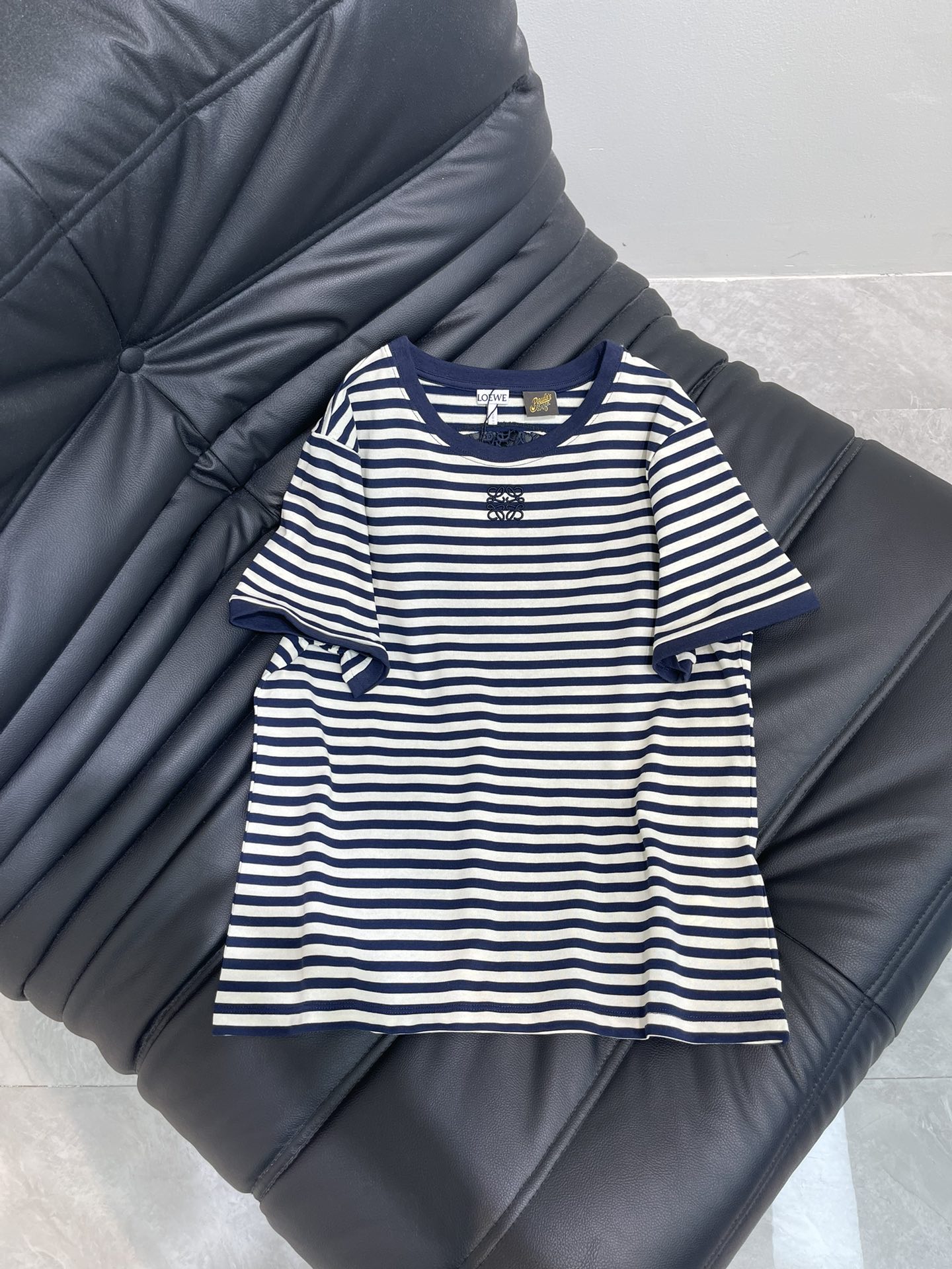 NO:422743,Loew*25 spring and summer new product heavy industry round neck water-soluble spliced ​​embroidered striped short-sleeved T-shirt with exquisite visual effect, huge and beautiful upper body, customization latest embroidery 1:1 customization, low-key and luxurious!  A must-have item for fashionable things unlocks all outfits!  Determine the quality of my home!  Classic items are fashionable and high-end, and the classic style is versatile and not picky!  Higher version SML, loewe, T-shirt,tees, t-shirt,alexander wang19860909Loew*25春夏新品重工圆领水溶拼接绣花条纹短袖T恤 精致视觉效果 上身巨好看 定制最新刺绣1:1定制 低调奢华！ 时髦精必备单品解锁所有穿搭！ 认准我家品质！经典单品时髦又高级 经典版型百搭不挑人！ 高版本SML,,loewe,T-shirt,tees，t-shirt,alexander wang,Women's clothing