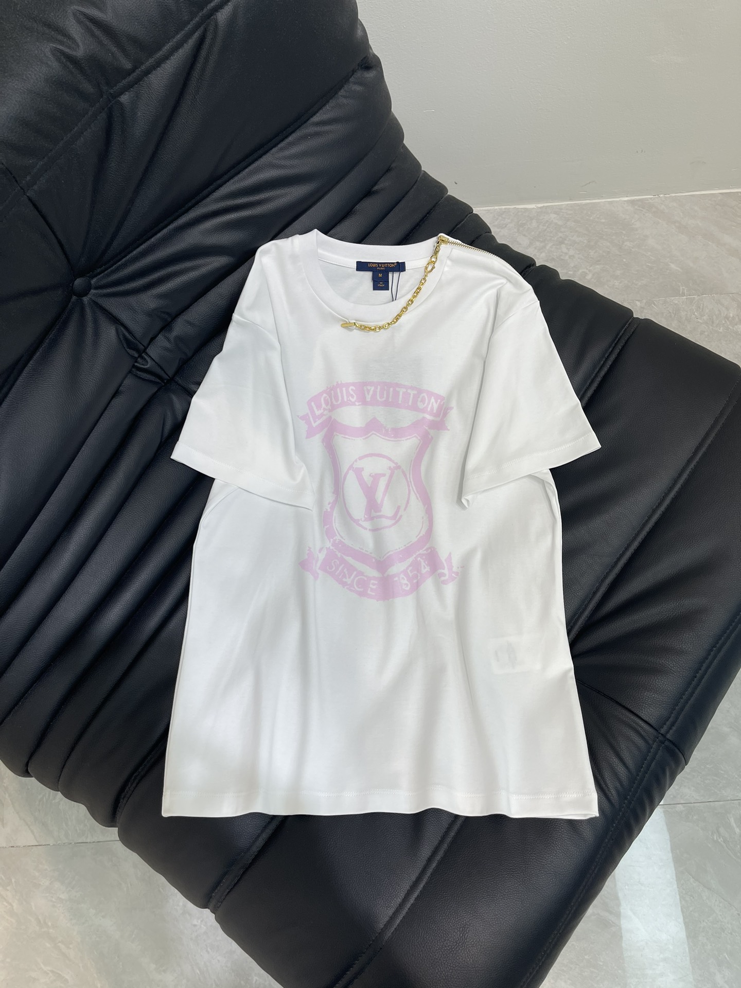 NO:422715,Louis Vuitto* 25 spring and summer new product retro aging letter shield badge short-sleeved T-shirt | Exclusive yb development!  High-end production!  Purple pink letter printed chain decoration!  Use soft and comfortable stretch cotton fabric!  Custom metal chain decoration is fashionable and high-end!  The classic style is not picky about people, and the upper body looks huge and slim!  Highly recommend casual temperament items.SML, louis vuitton, T-shirt,tees, t-shirt,alexander wang19860909Louis Vuitto* 25春夏新品复古做旧感字母盾牌徽章短袖T恤丨独家yb开发！高版出品！紫粉色字母印花链条装饰！取材柔软舒适的弹力纯棉面料！定制金属链条装饰时髦又高级！经典版型不挑人上身巨显瘦！强烈推荐休闲气质单品.SML,,louis vuitton,T-shirt,tees，t-shirt,alexander wang,Women's clothing