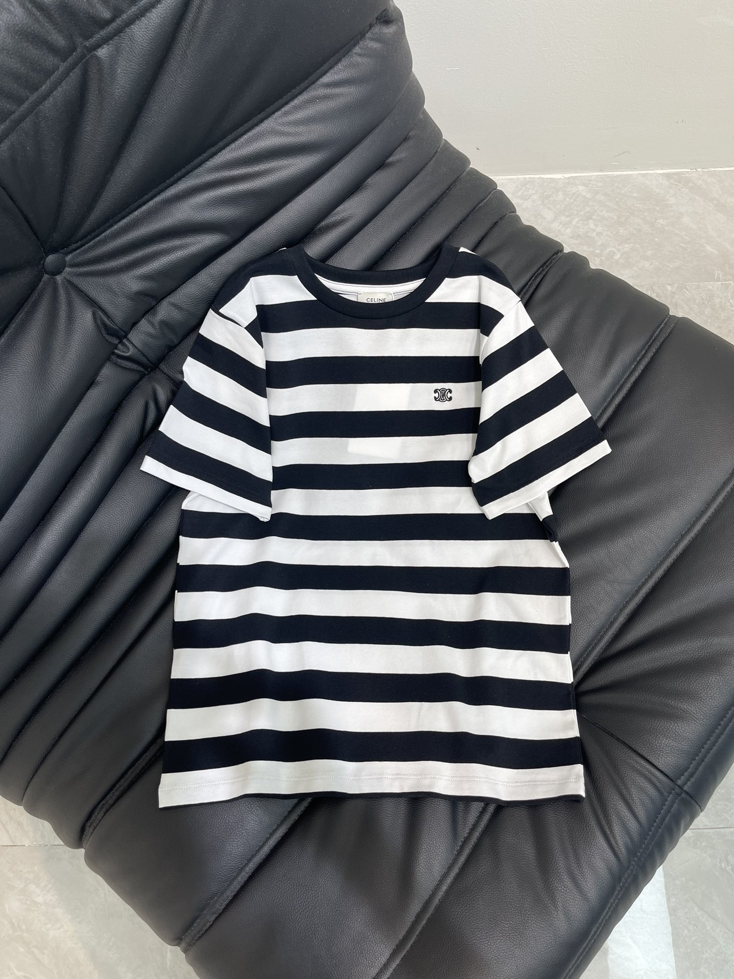 NO:422752,Celin*25 spring and summer new classic Arc de Triomphe logo striped short-sleeved T-shirt with exquisite style and huge slim upper body!  Customized hands, boutique design, low-key and luxurious!  A must-have item for fashionable things unlocks all outfits!  Determine the quality of my home!  Classic items are fashionable and high-end, and the classic style is versatile and not picky!  Series SML, celine, T-shirt,tees, t-shirt,alexander wang19860909Celin*25春夏新品经典凯旋门logo条纹短袖T恤 精致版型上身巨显瘦！ 定制手 精品设计 低调奢华！ 时髦精必备单品解锁所有穿搭！ 认准我家品质！经典单品时髦又高级 经典版型百搭不挑人！系列款 SML,,celine,T-shirt,tees，t-shirt,alexander wang,Women's clothing