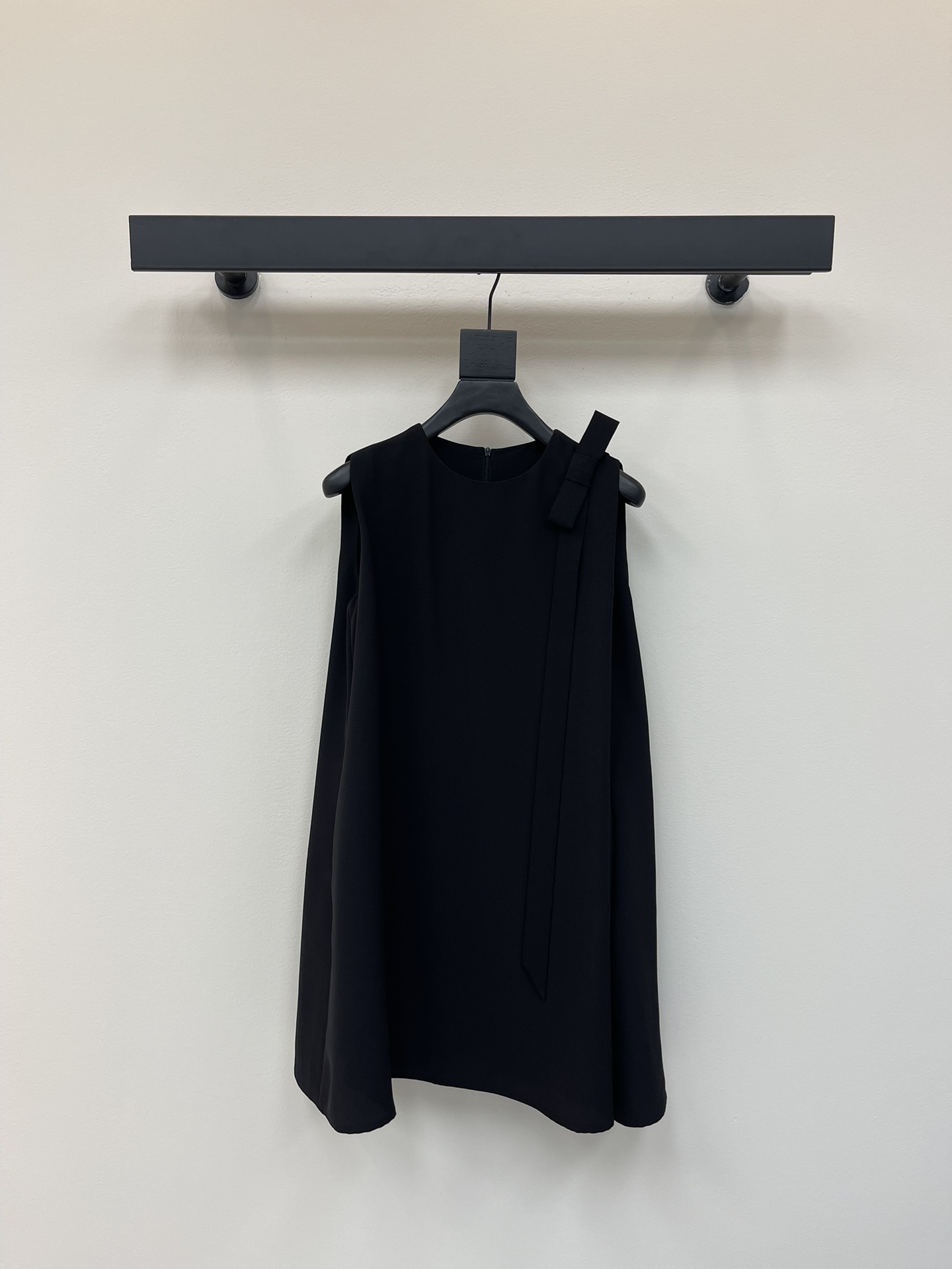 NO:422693,Dio*25 spring and summer new product bow ribbon solid color sleeveless dress. The imported fabric is super texture. The color is really healing and looks white. The age-reducing temperament is girlish. The classic H-style upper body is versatile and slimming. It is very suitable for daily commuting. A must-have artifact for white and rich wardrobe SML, dior, skirts, alexander wang19860909Dio*25春夏新品蝴蝶结飘带纯色无袖连衣裙 进口面料质感超赞 颜色真的太治愈了又很显白 减龄气质少女风经典H版型上身百搭又显瘦 日常通勤都很适合 白富美衣橱必备神器 SML,,dior,skirts,alexander wang,Women's clothing