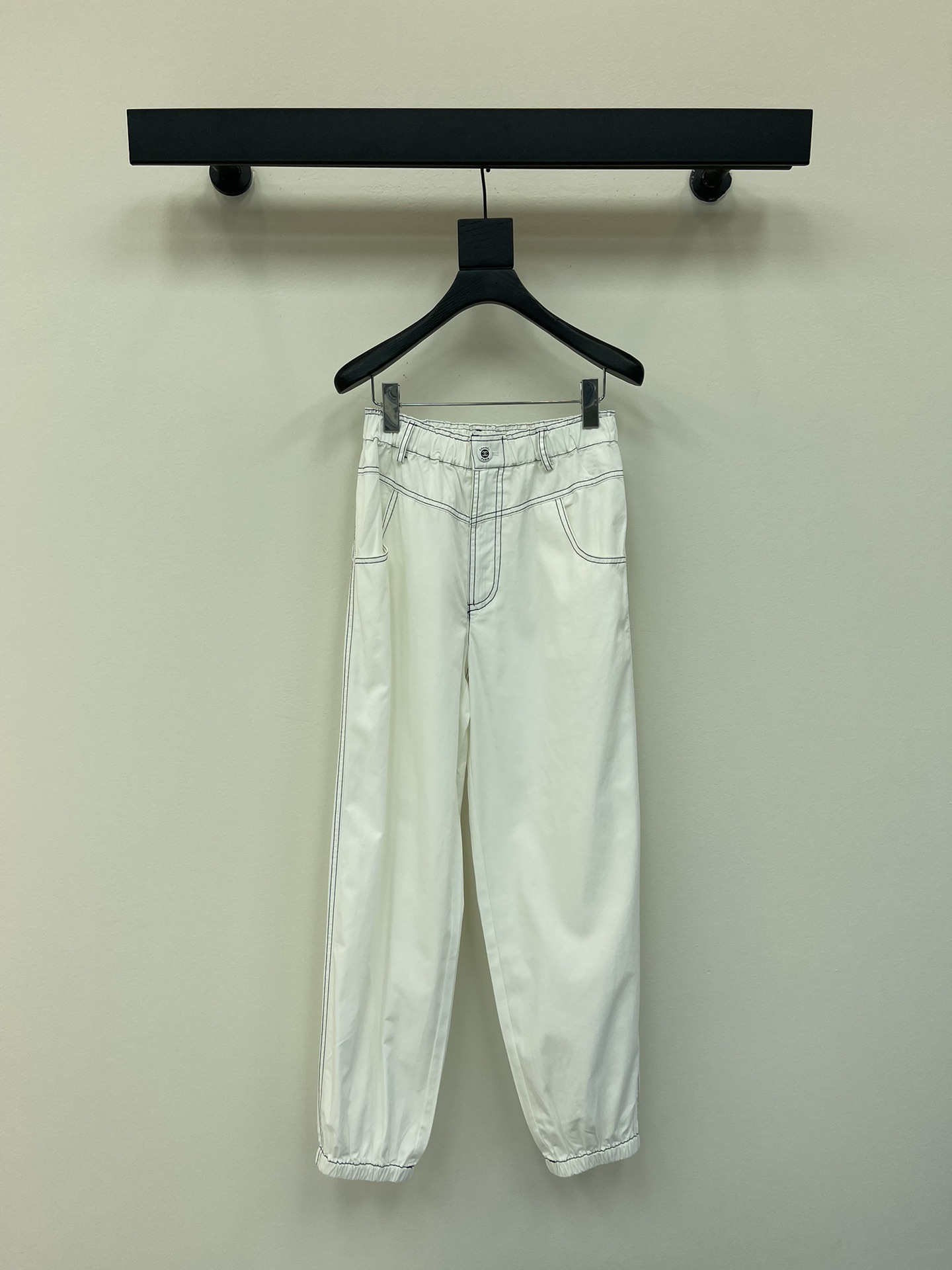 NO:424049,Chane*25 new small Xiangming thread embroidered casual pants!  There is always a pair of magic pants in the closet that suits all moods!  Pure white, like the early morning snow, minimalist and high-end, is an excellent partner for the gentle and literary style. The elastic waist is paired with contrasting bright lines, which combines comfort and fashion. The simple brand logo embellishes, and the texture is fully displayed in low-key. Whether it is vitality and sports or daily outing, they can make you the focus and easily control different scenes. SML, chanel, alexander wang19860909Chane*25新款小香明线刺绣休闲裤！衣橱里总缺一条适配所有心情的神裤！纯净白,如清晨初雪,极简中透着高级,是温柔文艺风的绝佳拍档.松紧腰搭配撞色明线,舒适与时尚兼具.简约品牌标识点缀,低调间尽显质感.无论是活力运动,还是日常出街,它们都能让你成为焦点,轻松驾驭不同场景.SML,,chanel,alexander wang,Women's clothing