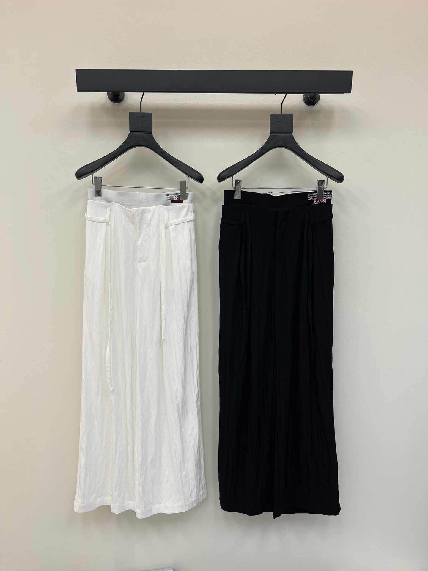 NO:422716,Alexander wan*25 spring and summer new pleated drawstring wide-leg trousers Customized YB imported pleated material Comfortable texture Soft and skin-friendly Present a light and draped texture Elastic drawstring wide-leg straight trousers cut Full voxel color black and white optional With waist side drawstring lace Adjust elasticity while creating visual straight leg effect The elastic webbing at the waist embroidered letter embroidered logo highlights the brand style Customized with pleated texture fabric Full of personality and creativity Fashionable and fashionable SML, alexander wang19860909Alexander wan*25春夏新款褶皱抽绳阔腿长裤 定制YB进口褶皱材质 质感舒适 柔软亲肤 呈现轻薄垂坠质感 弹力抽绳阔腿直筒长裤裁剪 通体素色黑白可选 配合腰侧抽绳系带 调节松紧的同时 打造视觉直腿效果 腰间弹力织带点缀字母刺绣徽标 凸显品牌格调 定制自带褶皱肌理面料 充满个性和创意 穿搭时髦洋气 SML,,alexander wang,Women's clothing