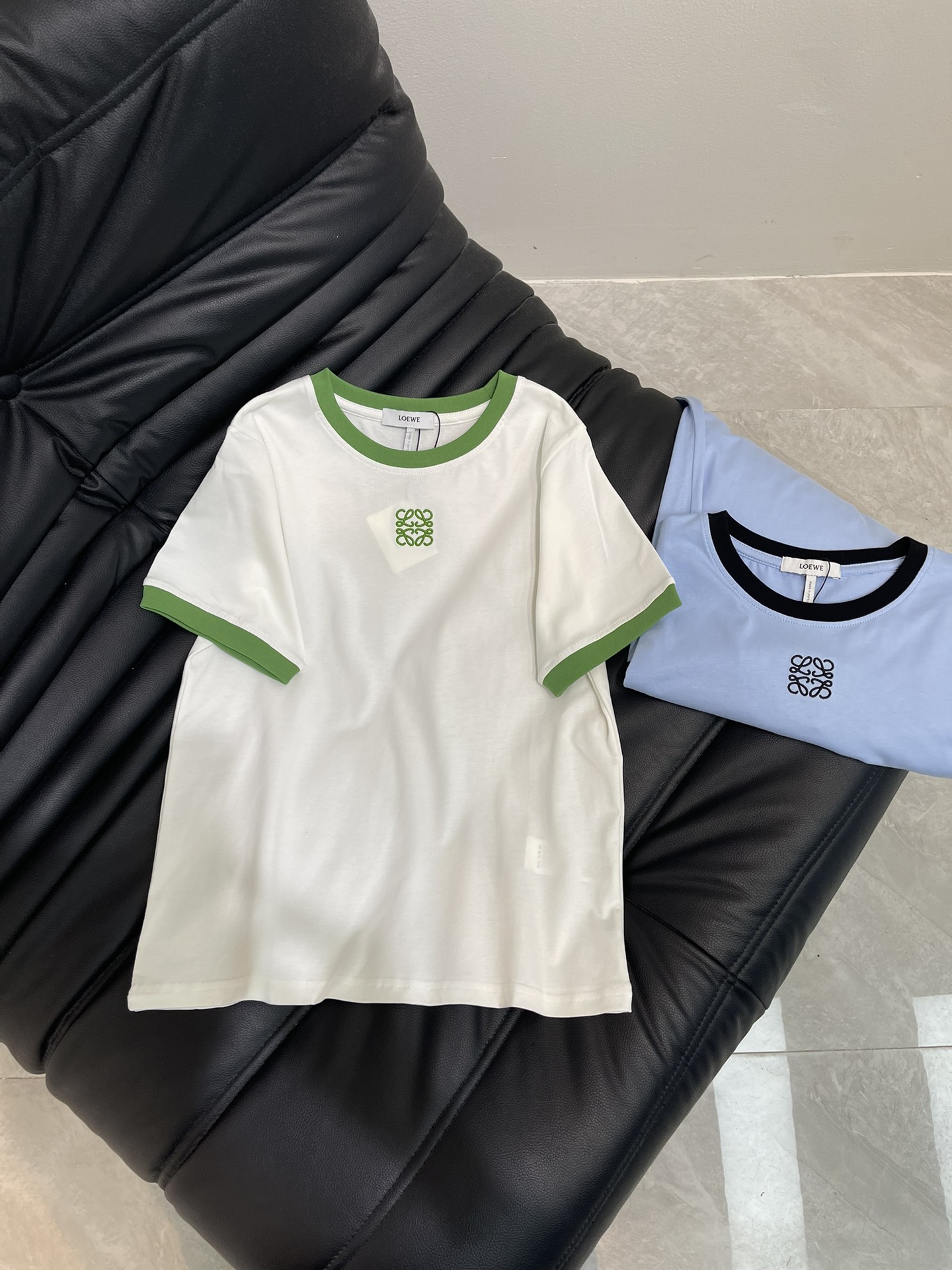 NO:422683,LOEW*25 spring and summer new embroidered logo contrast collar short-sleeved T-shirt is made of pure cotton fabric. The fabric is soft and comfortable. The embroidered logo craftsmanship. Full of details. Contrast collar design. Full of personality. Perfect details. High-quality. High-version. Three-standard. S-XL,,loewe,T-shirt,tees,t-shirt,alexander wang.19860909LOEW*25春夏新款刺绣logo撞色领短袖T恤 采用纯棉面料 面料柔软舒适 刺绣logo工艺 细节满满 撞色领设计 个性十足 完美细节处理 高品质√高版本√三标齐全√ S-XL,,loewe,T-shirt,tees，t-shirt,alexander wang,Women's clothing