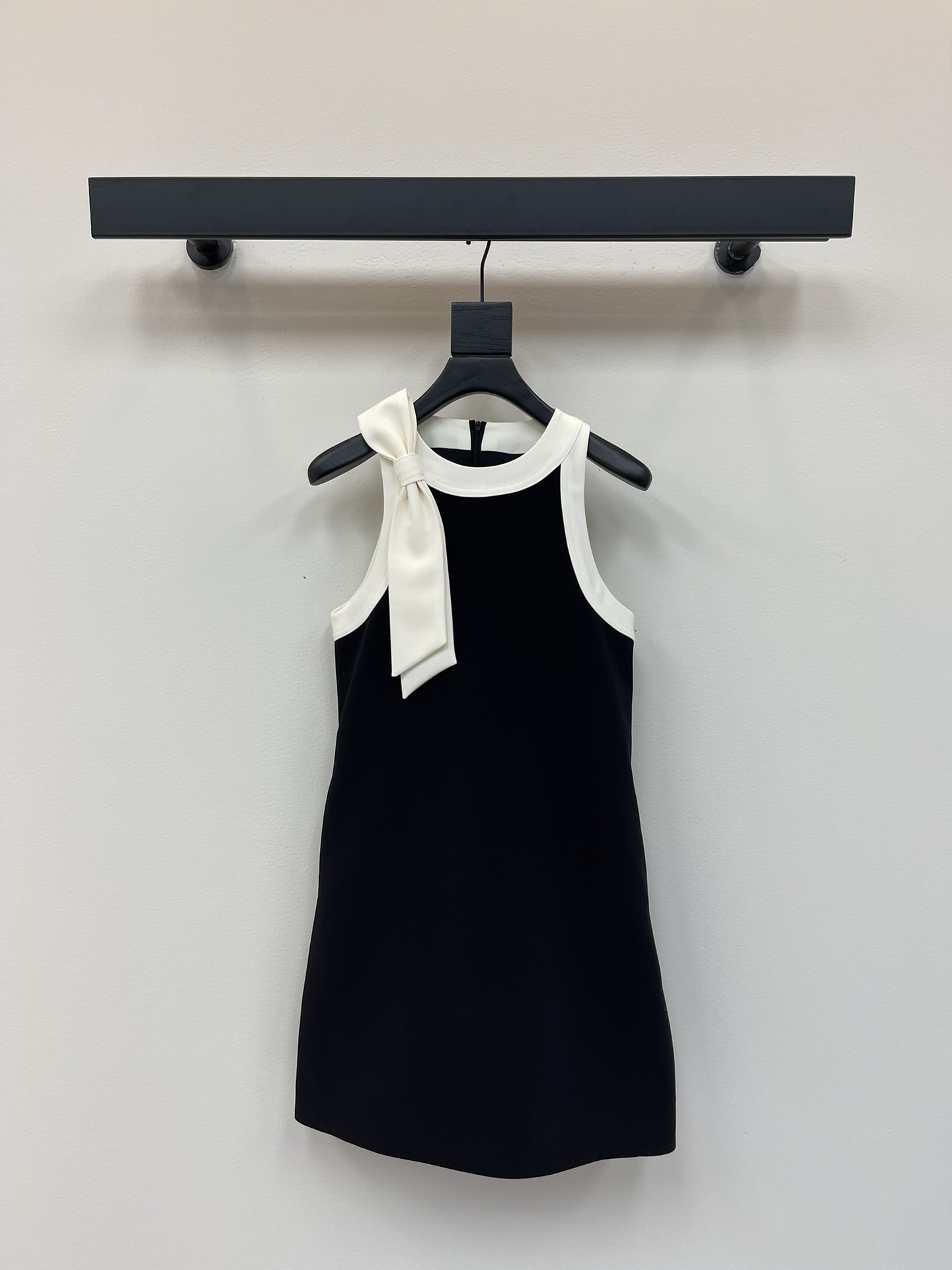 NO:424051,Dio* Spring and summer new French Hepburn style contrasting bow sleeveless dress, a pretty girlish feeling, sweet and salty, age-reducing girlish style, small A-line cut style, versatile and not picky, high-end black and white tone, simple and generous, custom fabric texture, very high practical wear, easy to grasp on daily dates and commuting SML,,dior, skirts,alexander wang19860909Dio*春夏新品法式赫本风撞色蝴蝶结无袖连衣裙 妥妥的娇俏千金感 可甜可盐减龄少女风 小A字剪裁版型百搭不挑人 高级黑白调简洁大方 定制面料质感超赞 实穿度非常高日常约会通勤都轻松拿捏了 SML,,dior,skirts,alexander wang,Women's clothing