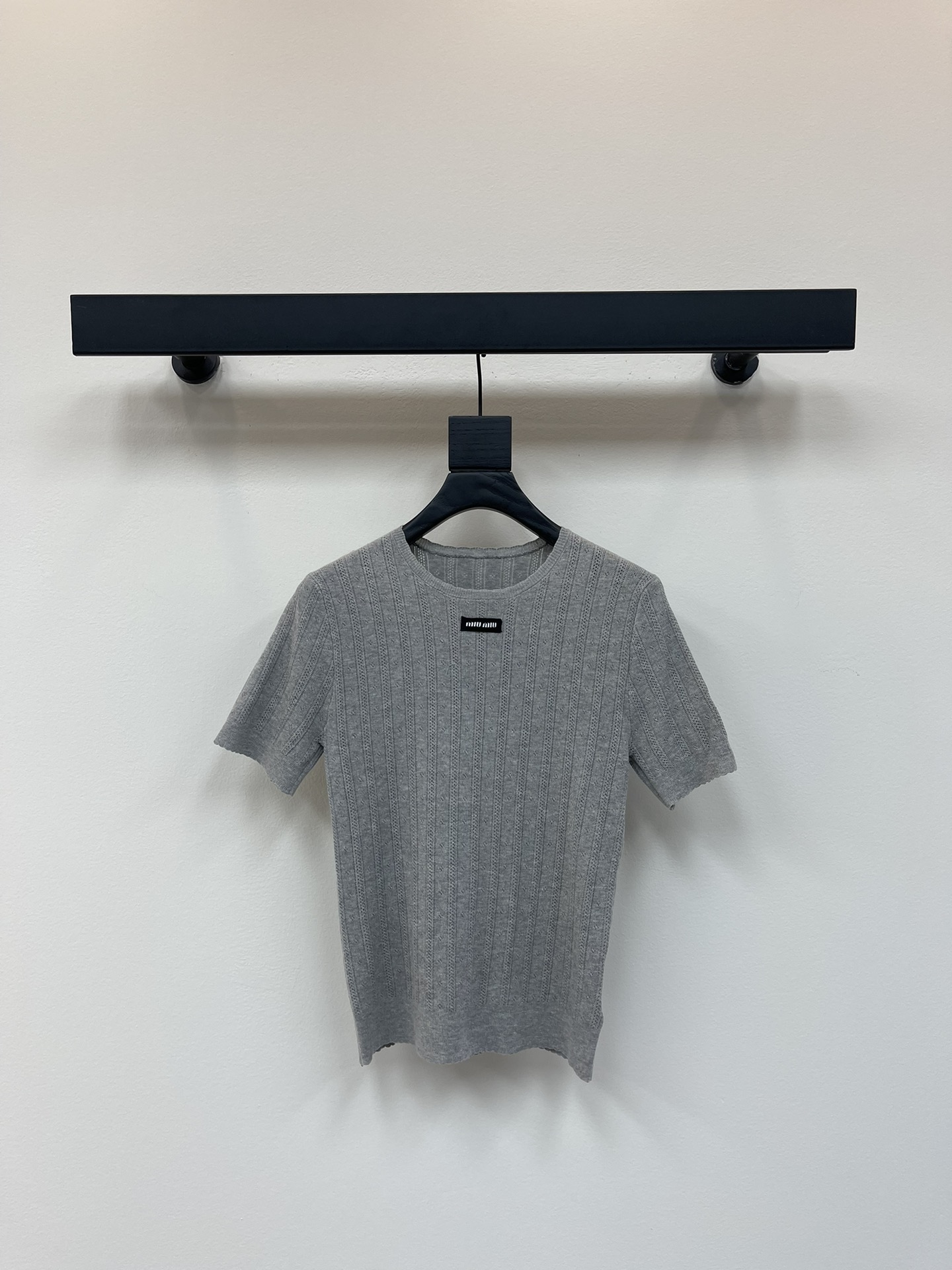 NO:422705,Miumi*25 spring and summer new cotton knitted short-sleeved pullover grey cotton jersey fabric embroidered with brand logo embroidery logo wavy knitted trim slim fit and elastic versatile items SML, miumiu, T-shirt, alexander wang19860909Miumi*25春夏新品棉质针织短袖套头衫 灰色棉质平纹针织面料 饰有品牌标识刺绣徽标 波浪纹针织饰边 修身弹力版型 百搭单品 SML,,miumiu,T-shirt,alexander wang,Women's clothing