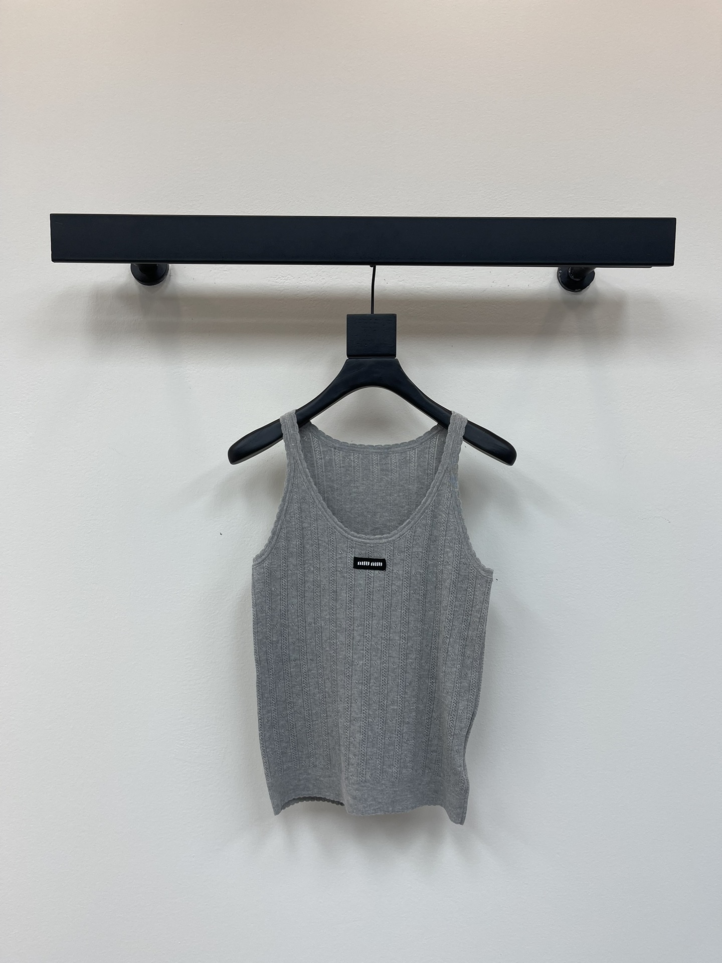 NO:422694,Miumi*25 spring and summer new cotton knitted vest grey cotton jersey fabric embroidered with brand logo embroidery logo wavy knitted trim slim fit and elastic versatile items SML, miumiu, alexander wang19860909Miumi*25春夏新品棉质针织背心 灰色棉质平纹针织面料 饰有品牌标识刺绣徽标 波浪纹针织饰边 修身弹力版型 百搭单品 SML,,miumiu,alexander wang,Women's clothing