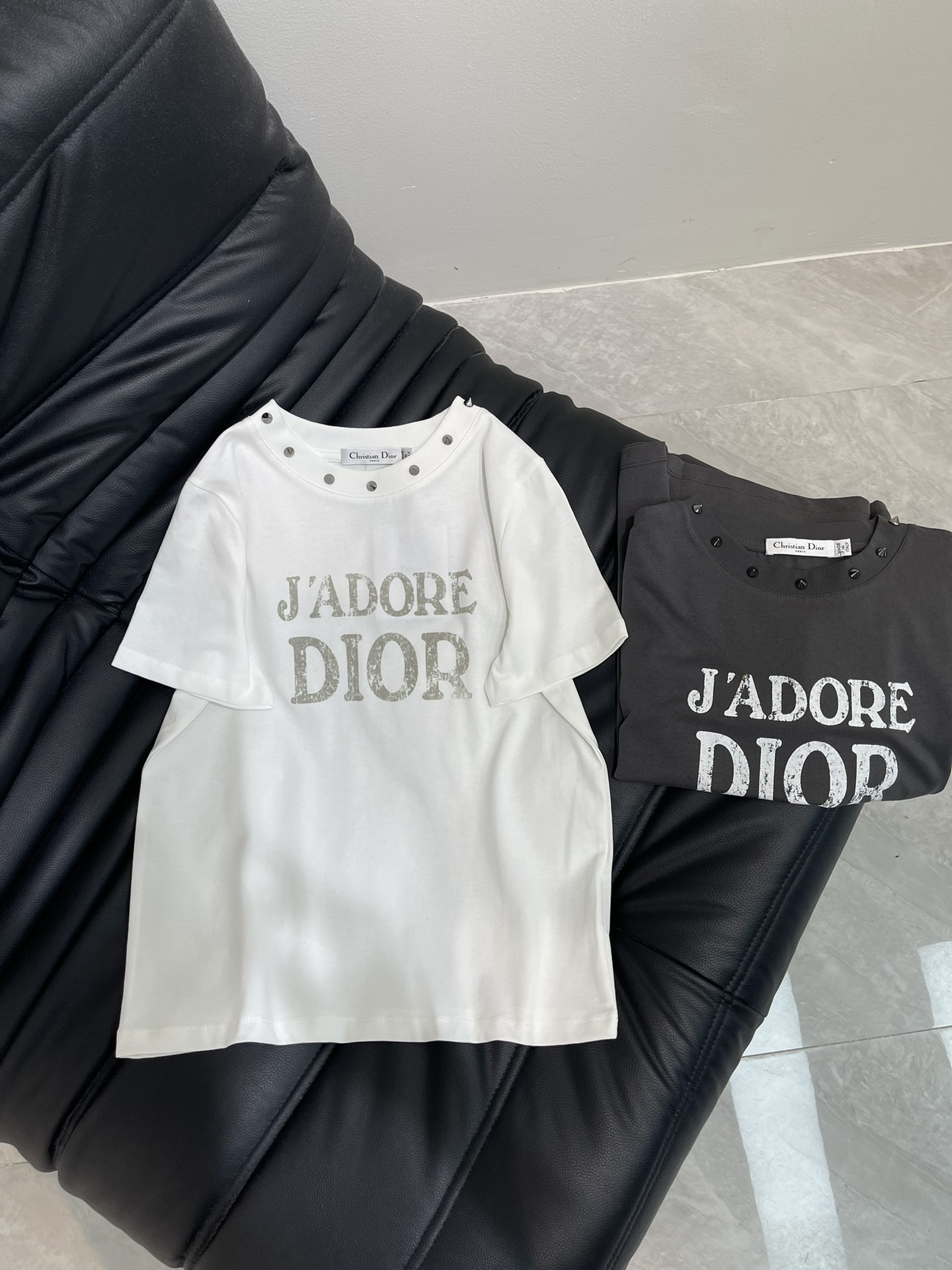 NO:422727,Dio*25 spring and summer new rivet made of old cotton short-sleeved T-shirt Customized YB twill cotton material Comfortable texture and easy to wear. Round neck short-sleeved cut. The whole body is delicate and soft. The chest is centered in the old style to describe the letter logo in the old style. Highlight the high-end feeling of outfit. The edge thread treatment. The neckline is combined with the rivet design. The simple style shows personality. The outfit shows a relaxed tone. The style is fashionable and neutral. It is easy to wear. The first choice for all seasons. SML,,dior,T-shirt,tees,t-shirt,alexander wang19860909Dio*25春夏新款铆钉做旧全棉短袖T恤 定制YB斜纹全棉材质 质感舒适 弹力好穿 圆领短袖剪裁 通体细腻柔软 胸前居中以磨白作旧风格描绘字母徽标 凸显穿搭高级感 包边螺纹处理 领口配合铆钉设计 让简单款式穿出个性 穿搭尽显松弛调性 洋气中性飒爽 单穿叠穿均可 四季时尚穿搭首选 SML,,dior,T-shirt,tees，t-shirt,alexander wang,Women's clothing