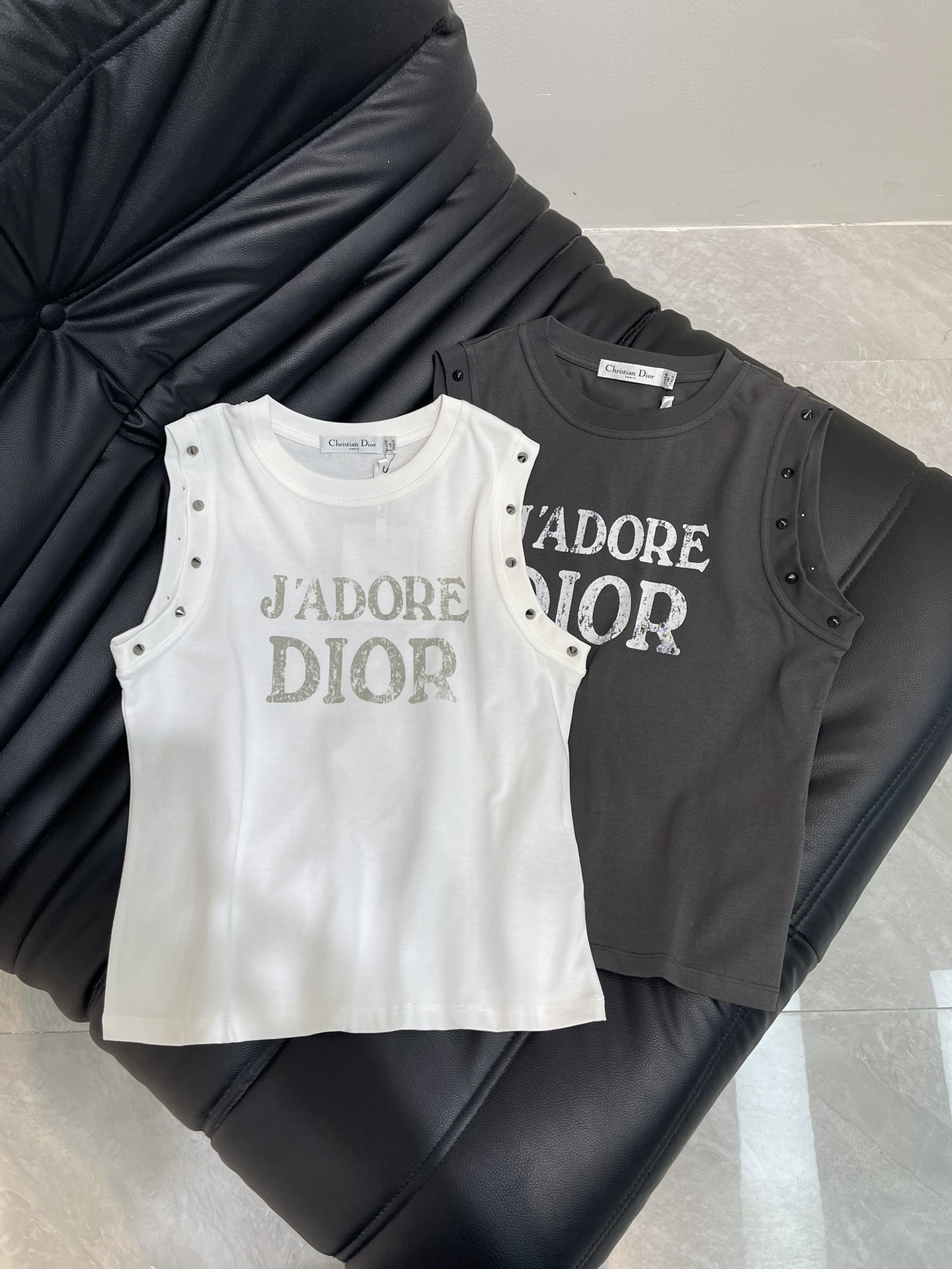 NO:422737,Dio*25 spring and summer new rivet made of old cotton vest custom YB twill cotton material comfortable texture and easy to wear vest tailoring delicate and soft body The chest is centered in the old style to depict the letter logo in the old style highlights the high-end feeling of outfits. The edge thread treatment of cuffs and rivet design makes the simple style look unique. The outfit shows a relaxed tone. The style is fashionable and neutral. It is easy to wear and layer. The first choice for all seasons of fashion outfits SML, dior, alexander wang19860909Dio*25春夏新款铆钉做旧全棉背心 定制YB斜纹全棉材质 质感舒适 弹力好穿 背心剪裁 通体细腻柔软 胸前居中以磨白作旧风格描绘字母徽标 凸显穿搭高级感 包边螺纹处理 袖口配合铆钉设计 让简单款式穿出个性 穿搭尽显松弛调性 洋气中性飒爽 单穿叠穿均可 四季时尚穿搭首选 SML,,dior,alexander wang,Women's clothing