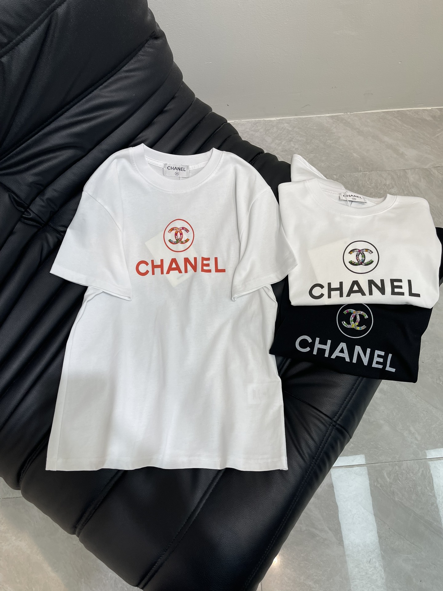 NO:424058,Chane*25 Spring and Summer New Hand-ordered Colorful Bead Letter Short Sleeve T-shirt!  Imported pure cotton fabric, the classic style is versatile and not picky, and the upper body is very beautiful!  SML, chanel, T-shirt,tees, t-shirt,alexander wang19860909Chane*25春夏新款手工订七彩珠字母短袖T恤！进口纯棉面料,经典版型百搭不挑人,上身非常漂亮！SML,,chanel,T-shirt,tees，t-shirt,alexander wang,Women's clothing