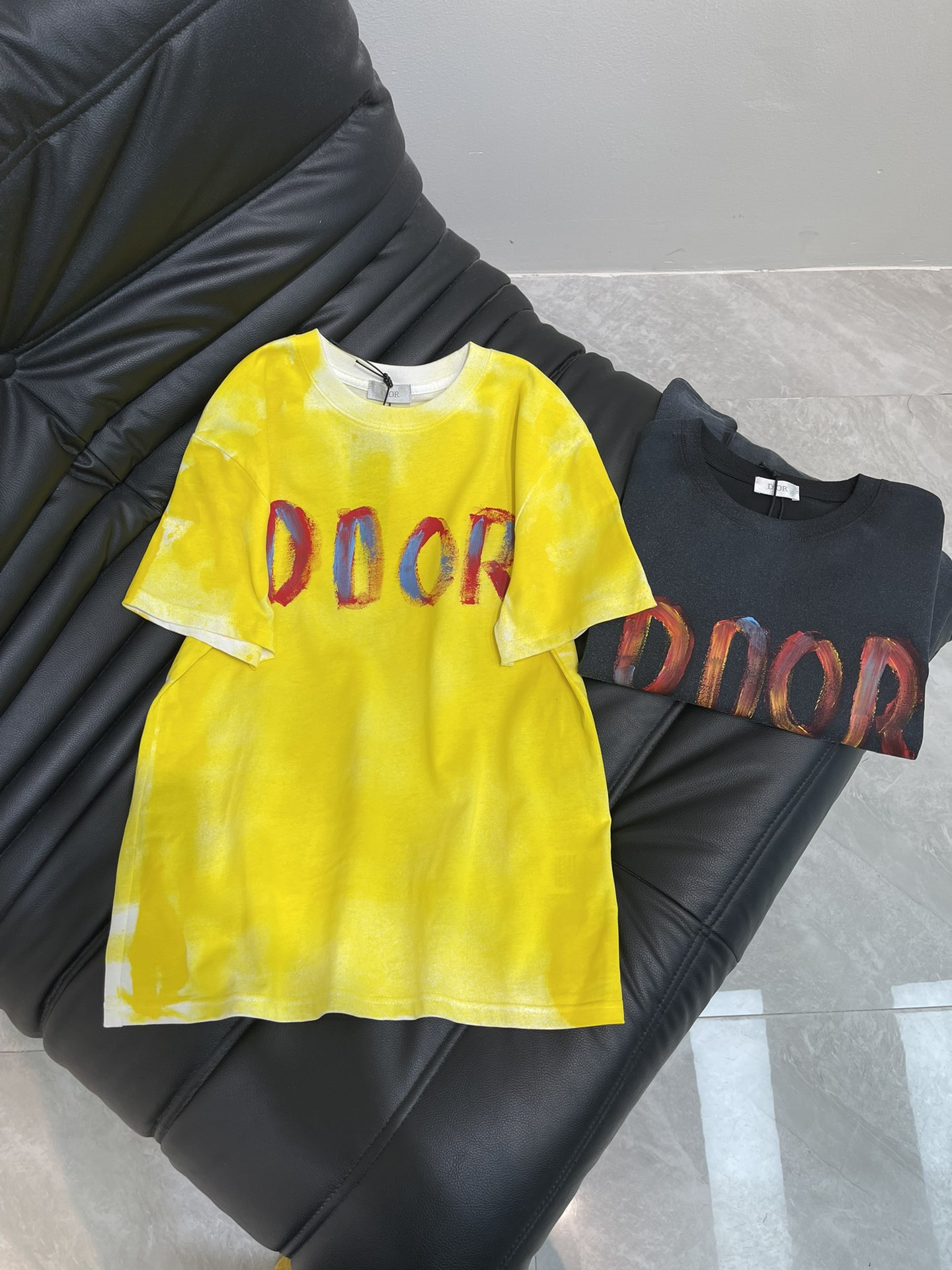 NO:424065,Dio*25 spring and summer new painted letter short-sleeved T-shirt. Imported pure cotton fabric, the classic style is versatile and not picky, and the upper body is very beautiful!  SML, dior, T-shirt,tees, t-shirt,alexander wang19860909Dio*25春夏新款彩绘字母短袖T恤.进口纯棉面料,经典版型百搭不挑人,上身非常漂亮！SML,,dior,T-shirt,tees，t-shirt,alexander wang,Women's clothing