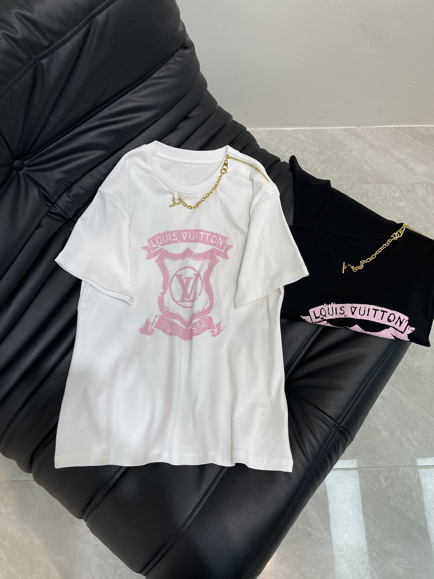 NO:424071,Louis Vuitto*25 Spring and Summer New Printed Chain Short-Sleeve T-shirt Customized YB mercerated cotton material Breathable and comfortable Full texture Regular short-sleeved T-shirt cut Highlights highlight the brand style Made of gram-weight pure cotton Slightly elastic Presents a slimming visual effect The chest is decorated with retro aging letter logo and shield badge Decorated with one-sided shoulder zipper and neckline Connection Create a necklace-like gorgeous effect Highlights Highlights Show high-end style All the inner wears are brilliant and fashionable SML,,louis vuitton, T-shirt,tees, t-shirt,necklace,alexander wang19860909Louis Vuitto*25春夏新款印花链条短袖T恤 定制YB丝光全棉材质 透气舒适 质感十足 常规短袖T恤裁剪 凸显品牌格调 采用克重纯棉制成 略带有弹力 呈现显瘦视觉效果 胸前用复古做旧感字母标识和盾牌徽章装饰 单侧肩膀拉链与领口连结 打造项链般的华丽效果 亮点突出 彰显高级格调 单穿内搭都出彩时髦 SML,,louis vuitton,T-shirt,tees，t-shirt,necklace,alexander wang,Women's clothing