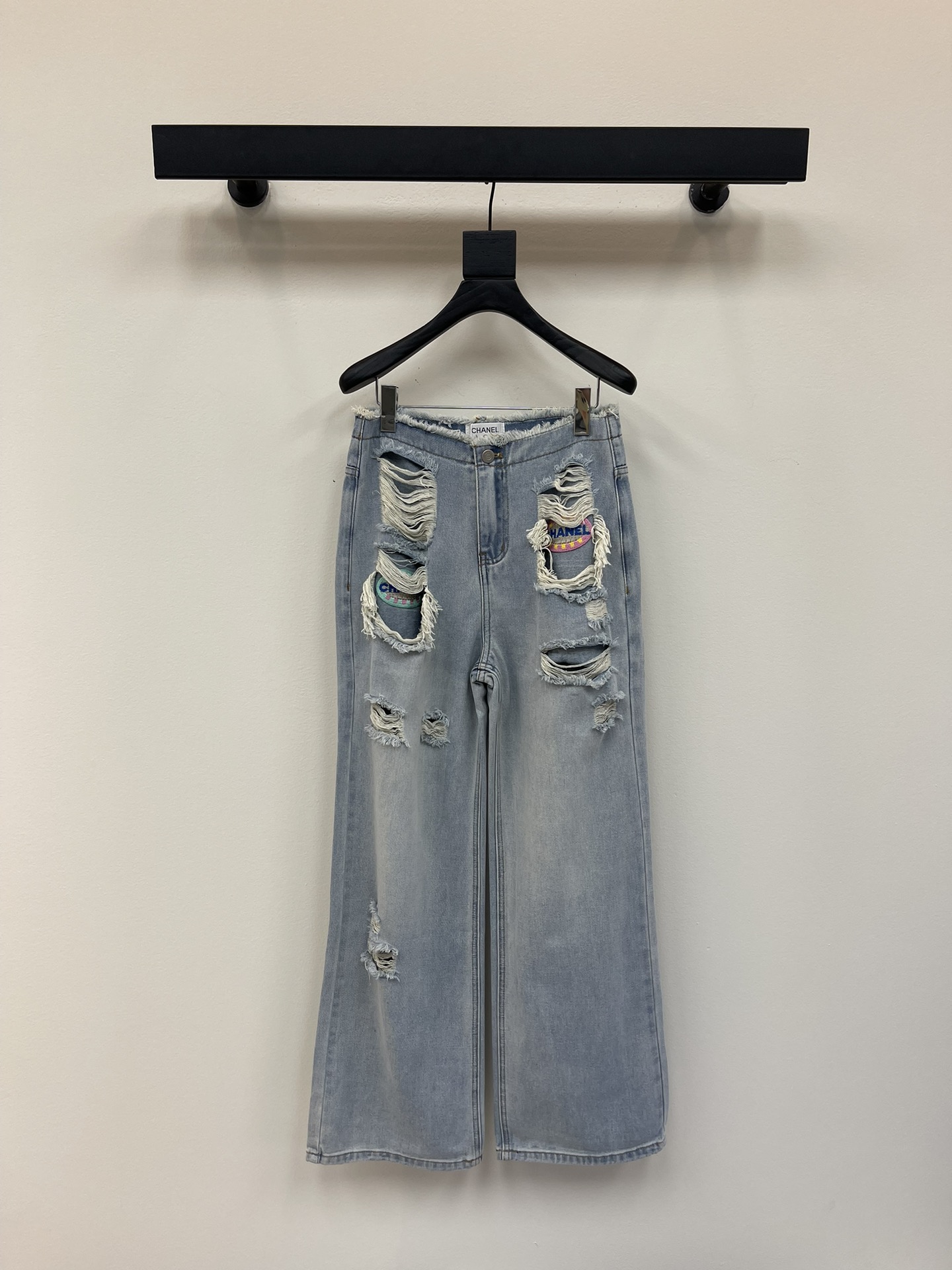 NO:422755,Chane*25 new style small fragrance style whisker edge waist ripped straight pants Customized wash cotton denim cotton fabric soft and skin-friendly. It can be controlled by any body shape. The ripped personalized design is directly recognizable. It is fashionable and elegant!  Three-dimensional trouser, slimming and long legs, customized hardware accessories, full of texture~ SML, chanel, alexander wang19860909Chane*25新款小香风须边腰头破洞直筒裤 定制洗水棉牛仔棉面料 柔软亲肤 任何身形都可以驾驭 破洞个性设计 辨识度直接拉满 时髦显气质！ 裤身立体裁剪 显瘦显腿长 定制五金配件,质感满满~ SML,,chanel,alexander wang,Women's clothing