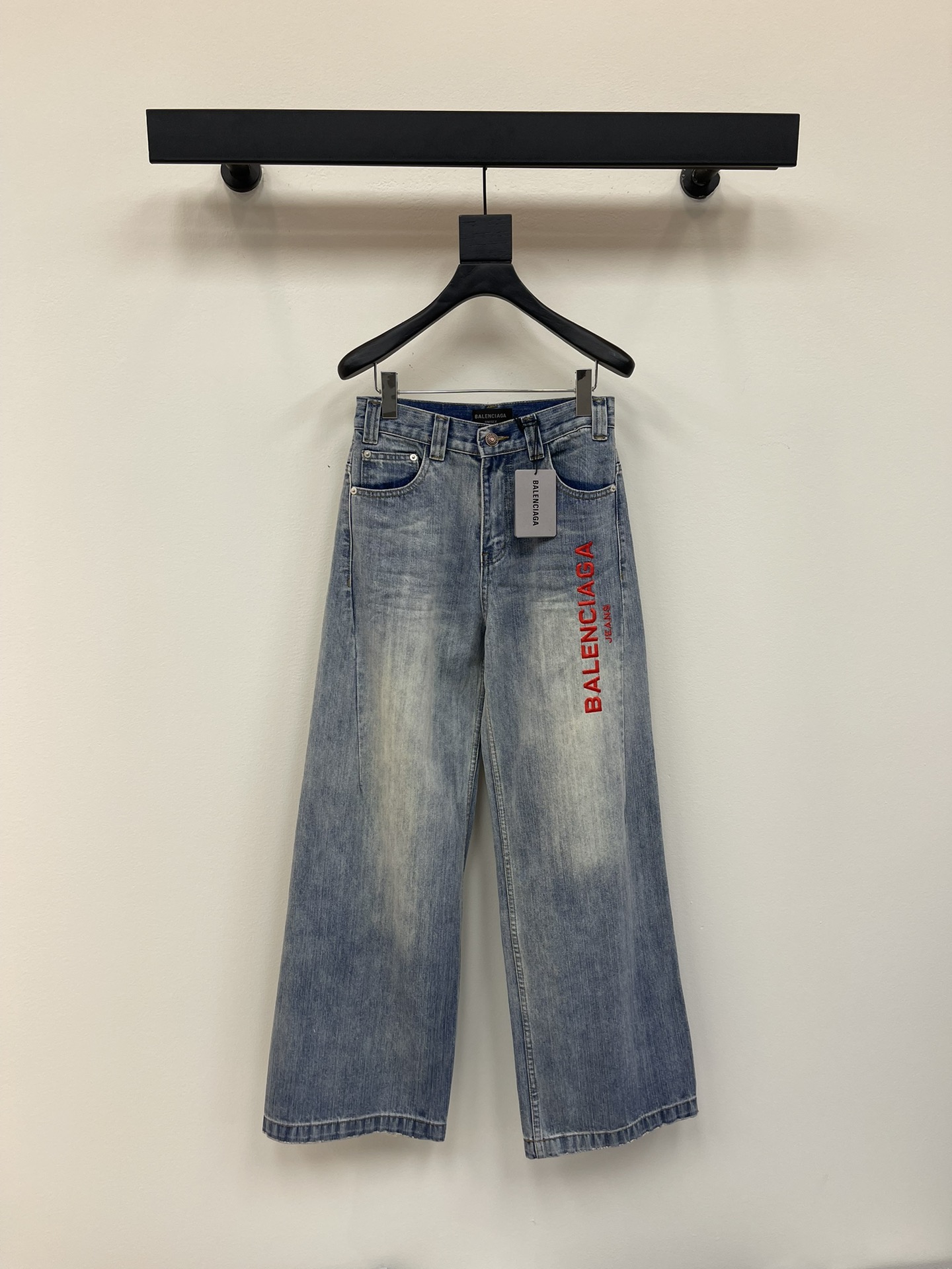 NO:422745,BALENCIAG*25 new embroidered red letter denim trousers, made of imported cotton denim material, double enzyme washing process, customized hardware accessories, loose straight fit, very fashionable upper body effect, can be controlled by any body shape, classic color, versatile and cool, casual match to show personality, must-have for fashionable girl SML,,balenciaga,alexander wang19860909BALENCIAG*25新款刺绣红字母牛仔长裤 采用进口全棉牛仔材质 双重酵素洗水工艺 定制五金辅料配件 版型宽松直筒 上身效果very潮 任何身形都可驾驭 经典色系 百搭又酷 随意一搭彰显个性 时髦girl必备款 SML,,balenciaga,alexander wang,Women's clothing