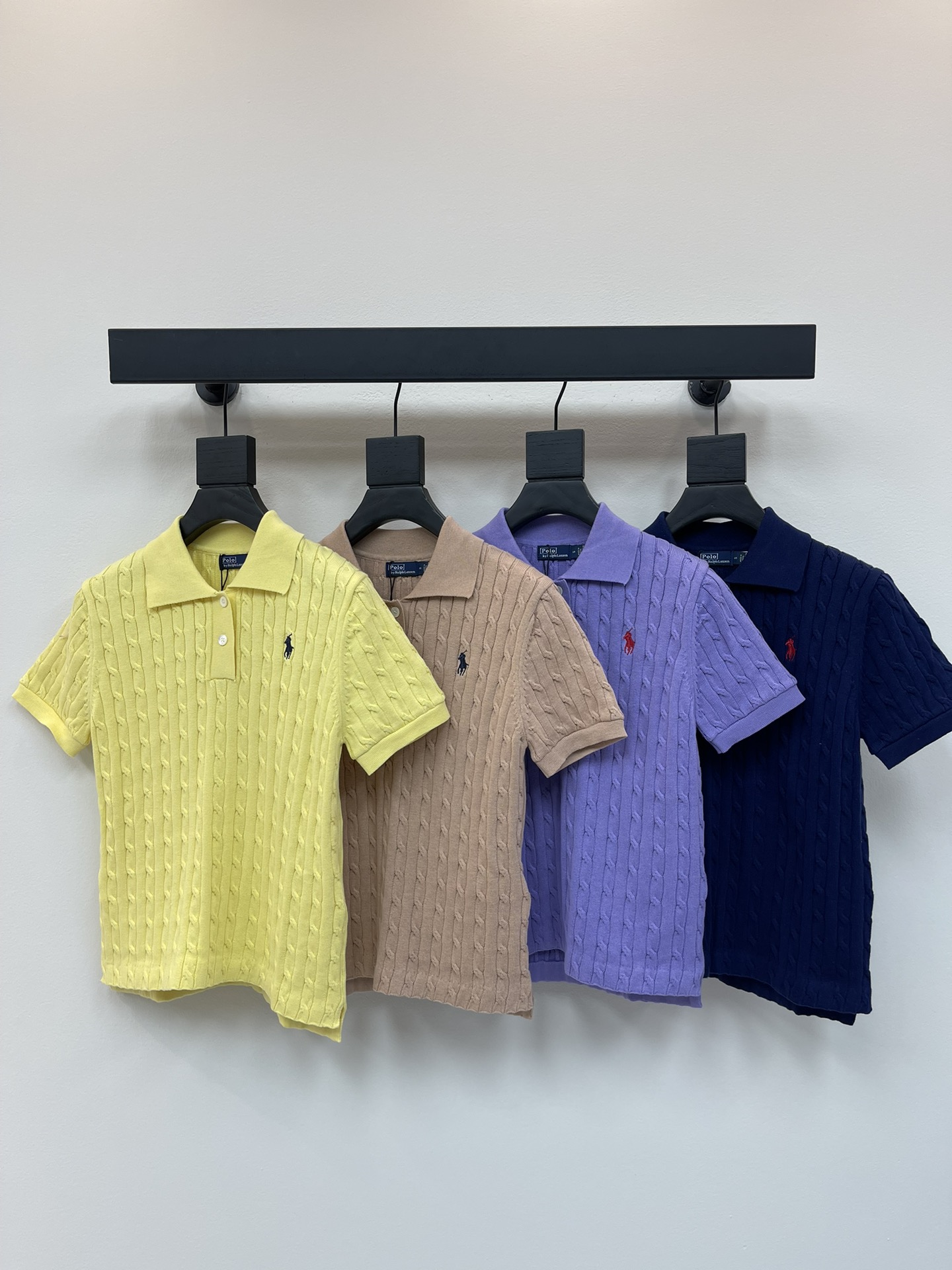 NO:424077,Ralph Laurrn*25 new polo knitted lapel short sleeves Customized YB wool yarn wool, breathable and comfortable, easy to wear, knitted lapel half-pallet top cut, the whole body is interwoven with crochet texture, outlines the crimp texture pattern, highlighting the high-end feeling of outfit, threaded lace on the cuffs and hem, elastic and elastic, more refined, slimming outfit, the style is inclusive, showing the relaxed tone, contrasting embroidery logo on the chest, highlighting the light luxury and fashionable temperament, single wear and layering, the first choice for fashion outfits in all seasons SML,,loro piano,T-shirt,alexander wang19860909Ralph Laurrn*拉夫*25新款polo针织翻领短袖 定制YB羊毛纱线织造 透气舒适 弹力好穿 针织翻领半开襟上衣剪裁 通体利用钩针肌理交织 勾勒出绞花纹理图案 凸显穿搭高级感 袖口和下摆采用螺纹花边 弹性松紧更显精致 穿搭显瘦 版型包容身材 尽显松弛调性 胸前撞色刺绣徽标 凸显轻奢时髦气质 单穿叠穿均可 四季时尚穿搭首选 SML,,loro piana,T-shirt,alexander wang,Women's clothing