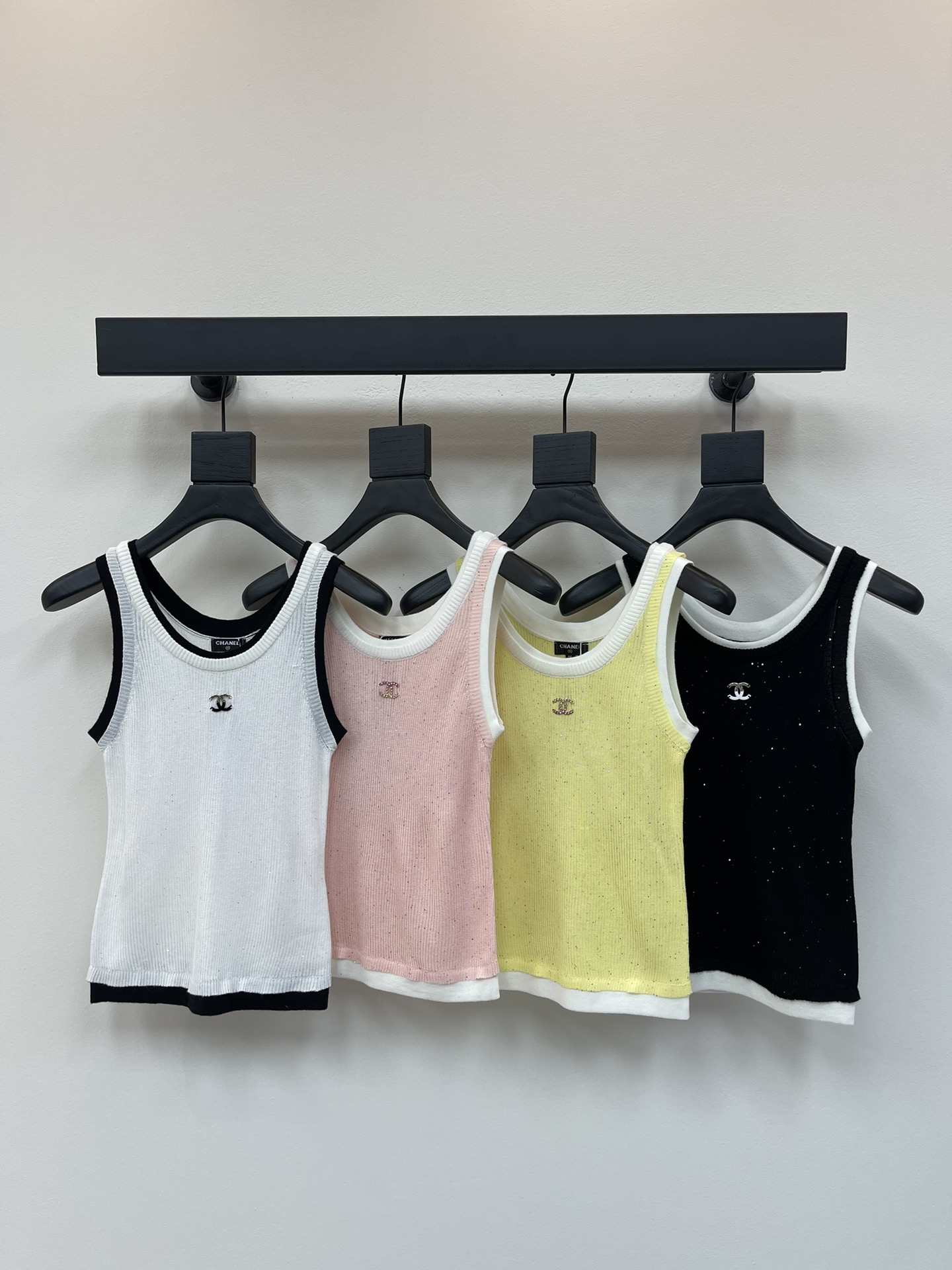 NO:424093,CHANE*25 new small fragrance contrast knitted vest. Heavy-industrial fine flash bead craftsmanship. Edge wrapping technology outlines neatly tailored, chest logo Chanel double C custom badge pays low profile tribute to the big brand aesthetics. The front is made of micro-stretch draped fabric to cleverly modify the body; it can be worn alone to unlock various styling formulas, from commuter suits to vacation denims, all of which are the finishing touches. SML, chanel, chanel, business suit, alexander wang19860909CHANE*25新款小香撞色针织背心.重工细闪珠片工艺.包边工艺勾勒利落剪裁,胸前logo香奈儿双C定制徽章低调致敬大牌美学.前幅采用微弹垂坠面料,巧妙修饰身形；可单穿叠搭解锁各种各样造型公式,从通勤西装到度假牛仔皆成点睛之笔.SML,,chanel,chanel,business suit,alexander wang,Women's clothing