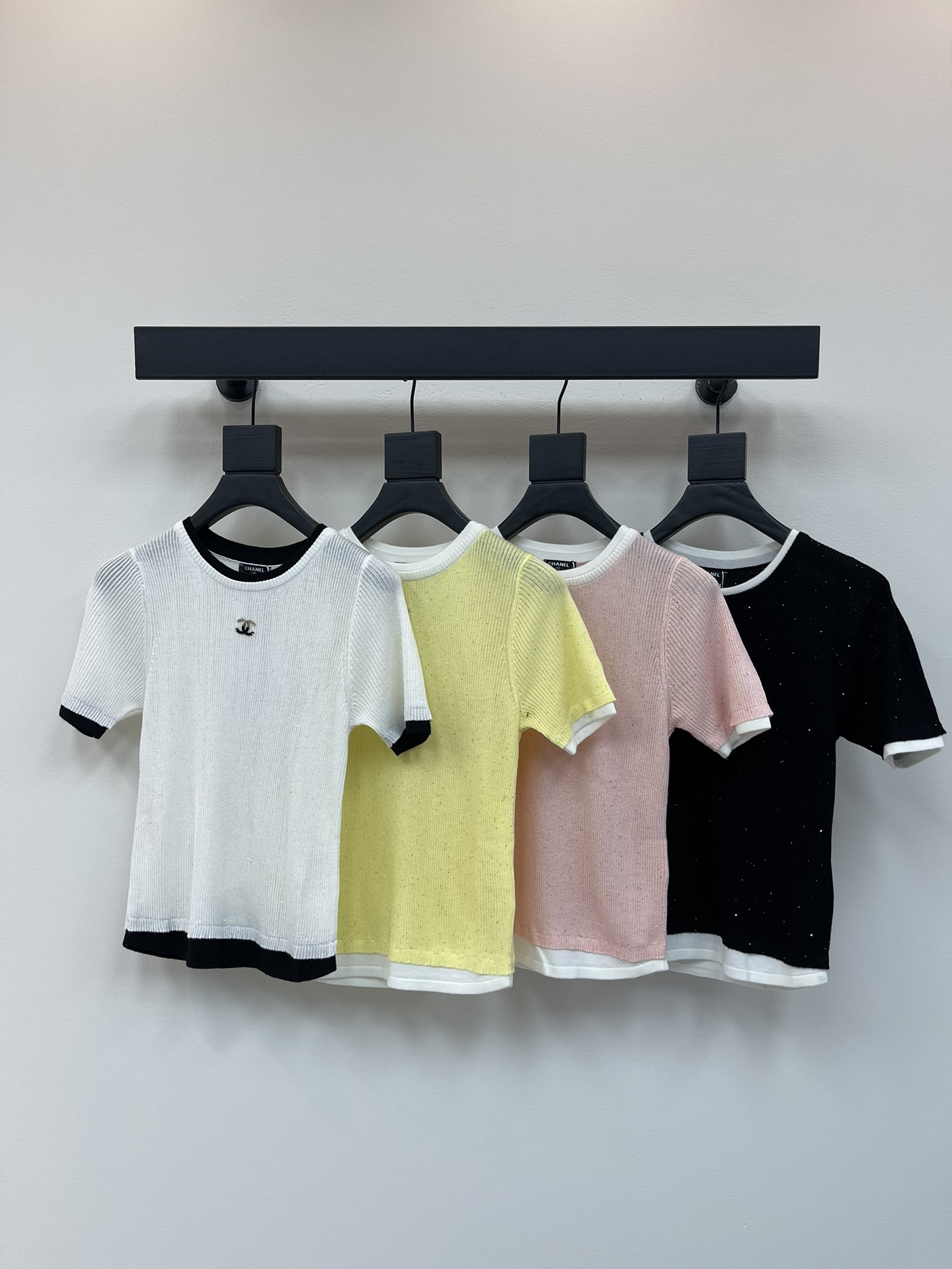 NO:424085,CHANE*25 new small fragrance contrast knitted short sleeves. Heavy-industrial fine flash bead craftsmanship. Edge wrapping technology outlines neatly tailored, and the chest logo Chanel double C custom badge pays low profile to the big brand aesthetics. The front is made of micro-stretch draped fabric to cleverly modify the body; it can be worn alone to unlock various styling formulas, from commuter suits to vacation denims, all of which are the finishing touches. SML, chanel, chanel, T-shirt, business suit, alexander wang19860909CHANE*25新款小香撞色针织短袖.重工细闪珠片工艺.包边工艺勾勒利落剪裁,胸前logo香奈儿双C定制徽章低调致敬大牌美学.前幅采用微弹垂坠面料,巧妙修饰身形；可单穿叠搭解锁各种各样造型公式,从通勤西装到度假牛仔皆成点睛之笔.SML,,chanel,chanel,T-shirt,business suit,alexander wang,Women's clothing