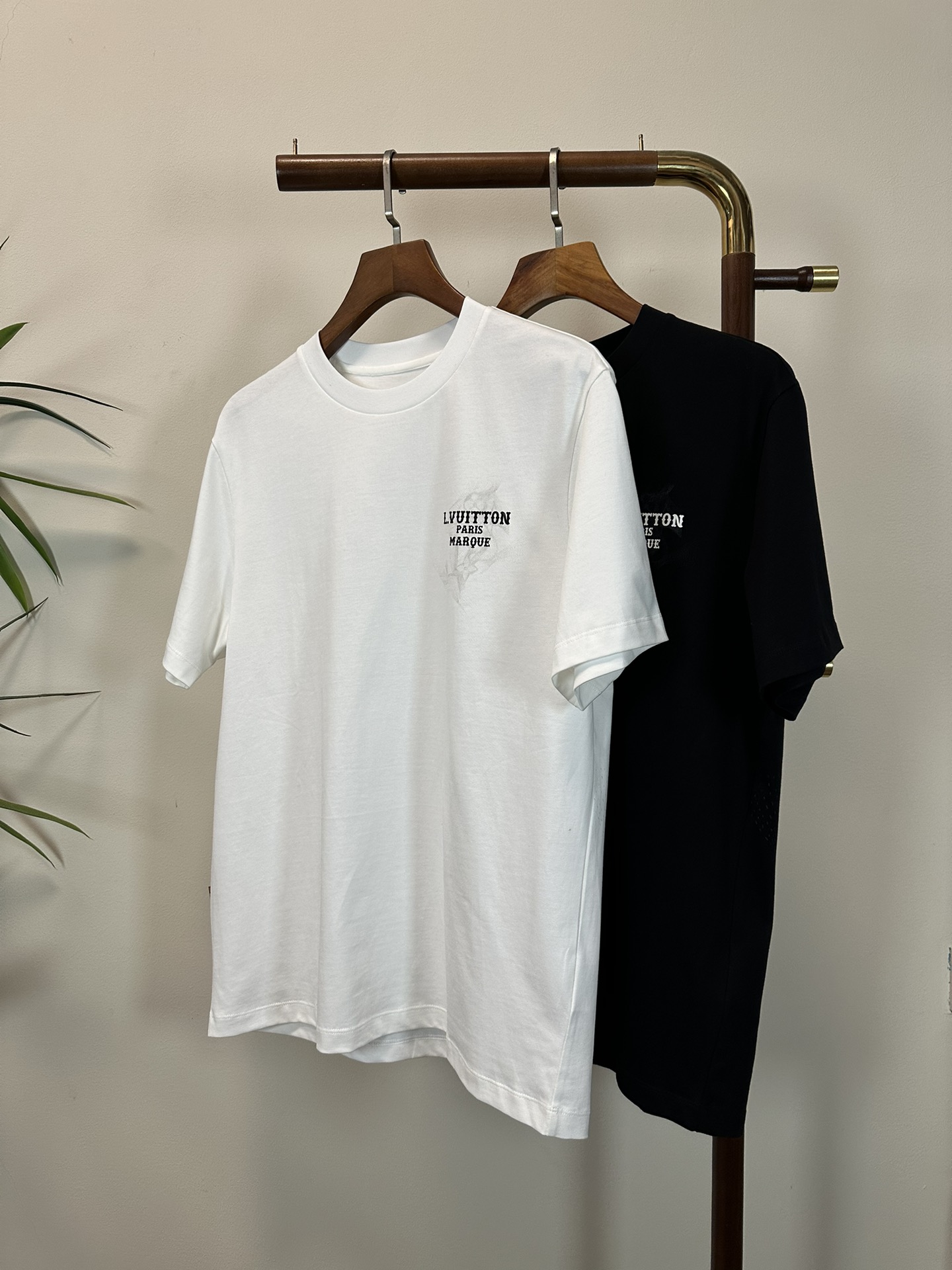 NO:430875,LV Louis Vuitton 2025 new round neck short-sleeved T-shirt high-end version!  Customized fabrics for counters are breathable and comfortable, with impeccable details, and the brand element design concept reflects high quality. The feel is delicate and soft!  It is casually cut, with a great upper body style!  Code number M-3XL, louis vuitton,louis vuitton,t-shirt,tees,t-shirt,alexander wang19860909LV 路易威登 2025新款 圆领 短袖 T恤 高端版本！专柜定制面料 透气舒适度高,细节无可挑剔,品牌元素设计理念,体现高品质.手感细腻柔软！呈现休闲裁剪,上身版型超赞！ 码数M-3XL,,louis vuitton,louis vuitton,T-shirt,tees，t-shirt,alexander wang,Men's clothing