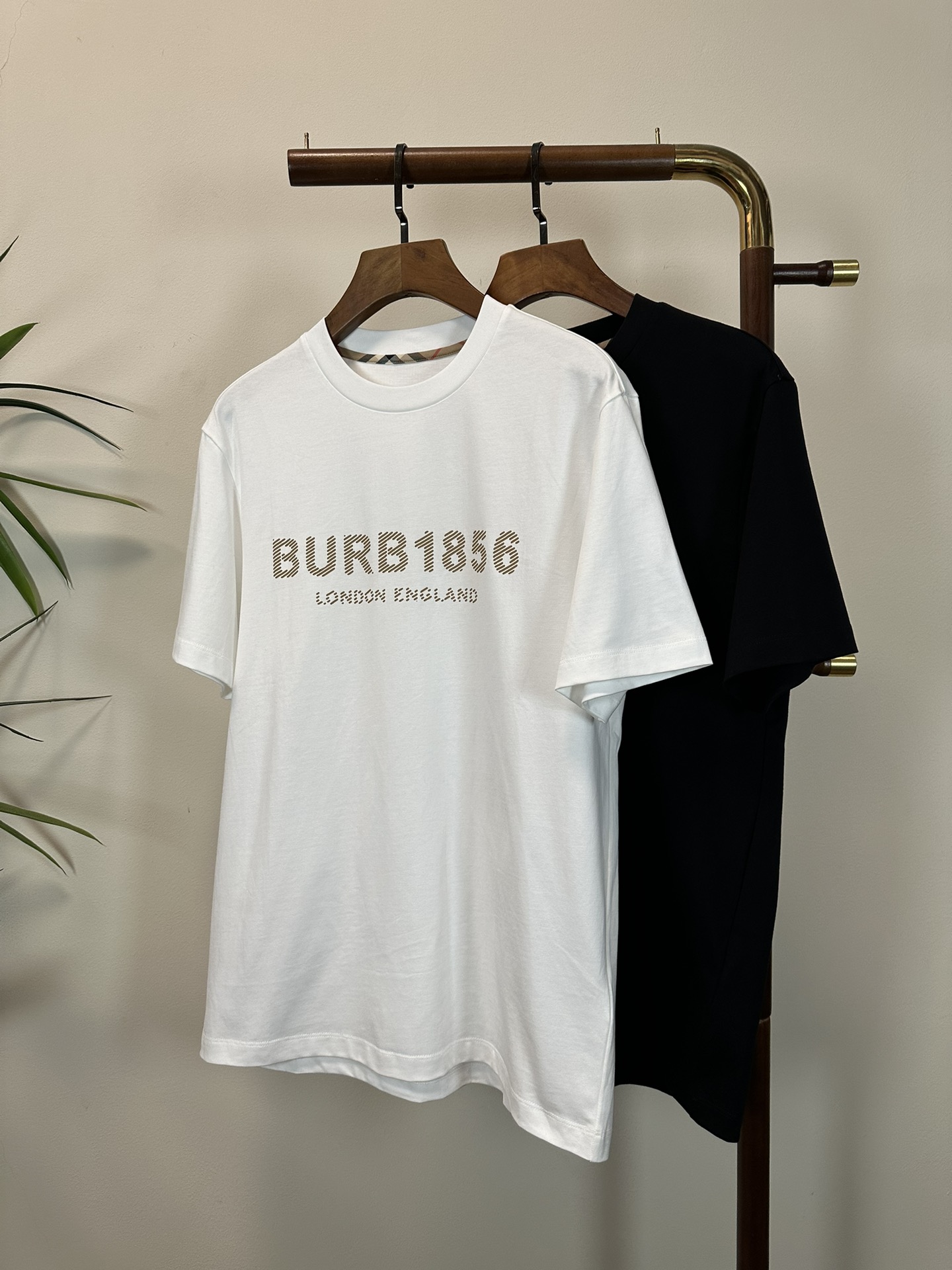 NO:430869,BBR Burberry 2025 new round neck short-sleeved T-shirt high-end version!  Customized fabrics for counters are breathable and comfortable, with impeccable details, and the brand element design concept reflects high quality. The feel is delicate and soft!  It is casually cut, with a great upper body style!  Code number M-3XL, burberry, T-shirt,tees, t-shirt,alexander wang19860909BBR 巴宝莉 2025新款 圆领 短袖 T恤 高端版本！专柜定制面料 透气舒适度高,细节无可挑剔,品牌元素设计理念,体现高品质.手感细腻柔软！呈现休闲裁剪,上身版型超赞！ 码数M-3XL,,burberry,T-shirt,tees，t-shirt,alexander wang,Men's clothing
