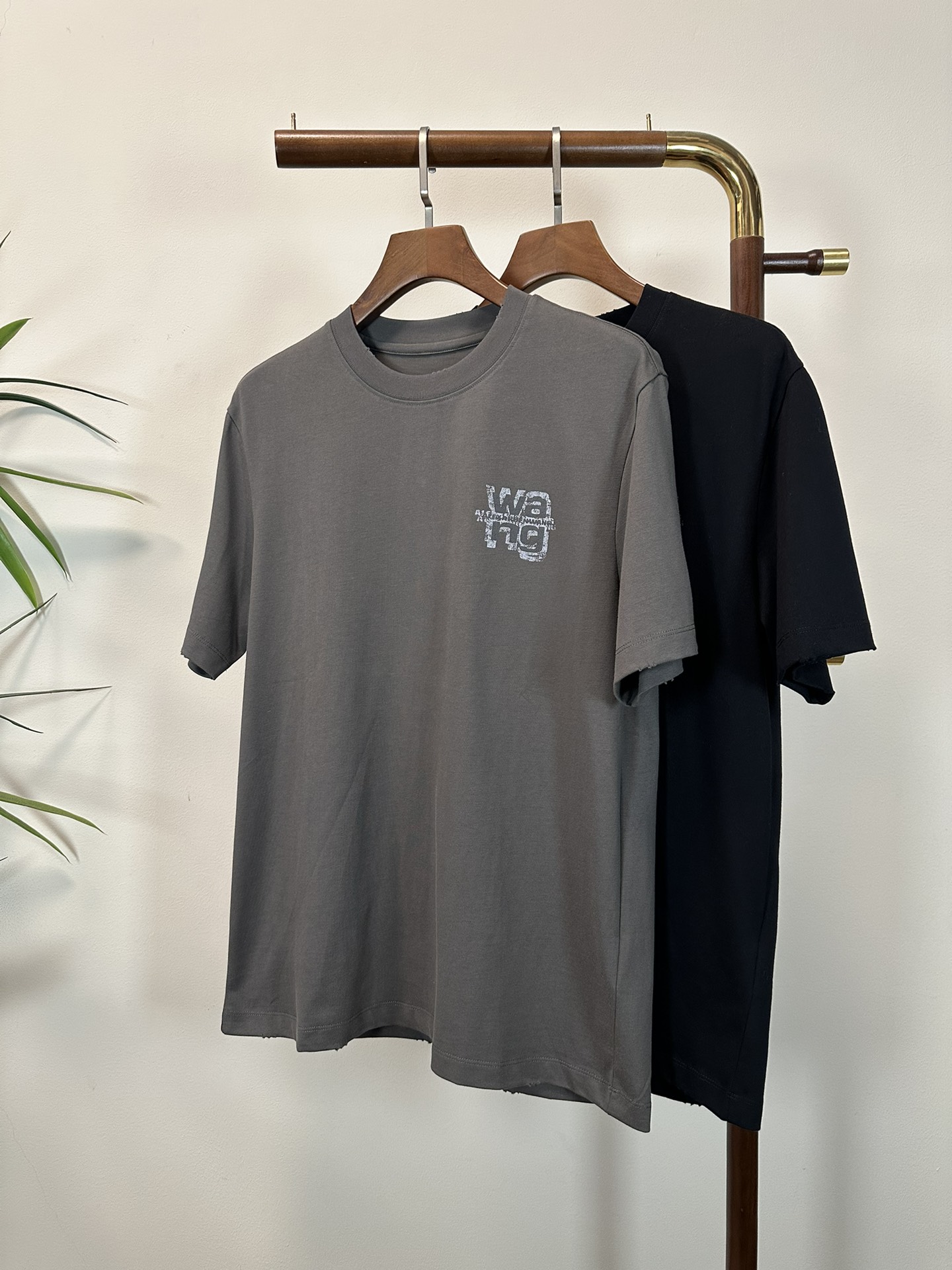 NO:430864,Alexander King 2025 new round neck short-sleeved T-shirt high-end version!  Customized fabrics for counters are breathable and comfortable, with impeccable details, and the brand element design concept reflects high quality. The feel is delicate and soft!  It is casually cut, with a great upper body style!  Code number M-3XL, alexander wang,T-shirt,tees,t-shirt,alexander wang19860909亚力山大王 2025新款 圆领 短袖 T恤 高端版本！专柜定制面料 透气舒适度高,细节无可挑剔,品牌元素设计理念,体现高品质.手感细腻柔软！呈现休闲裁剪,上身版型超赞！ 码数M-3XL,,alexander wang,T-shirt,tees，t-shirt,alexander wang,Men's clothing