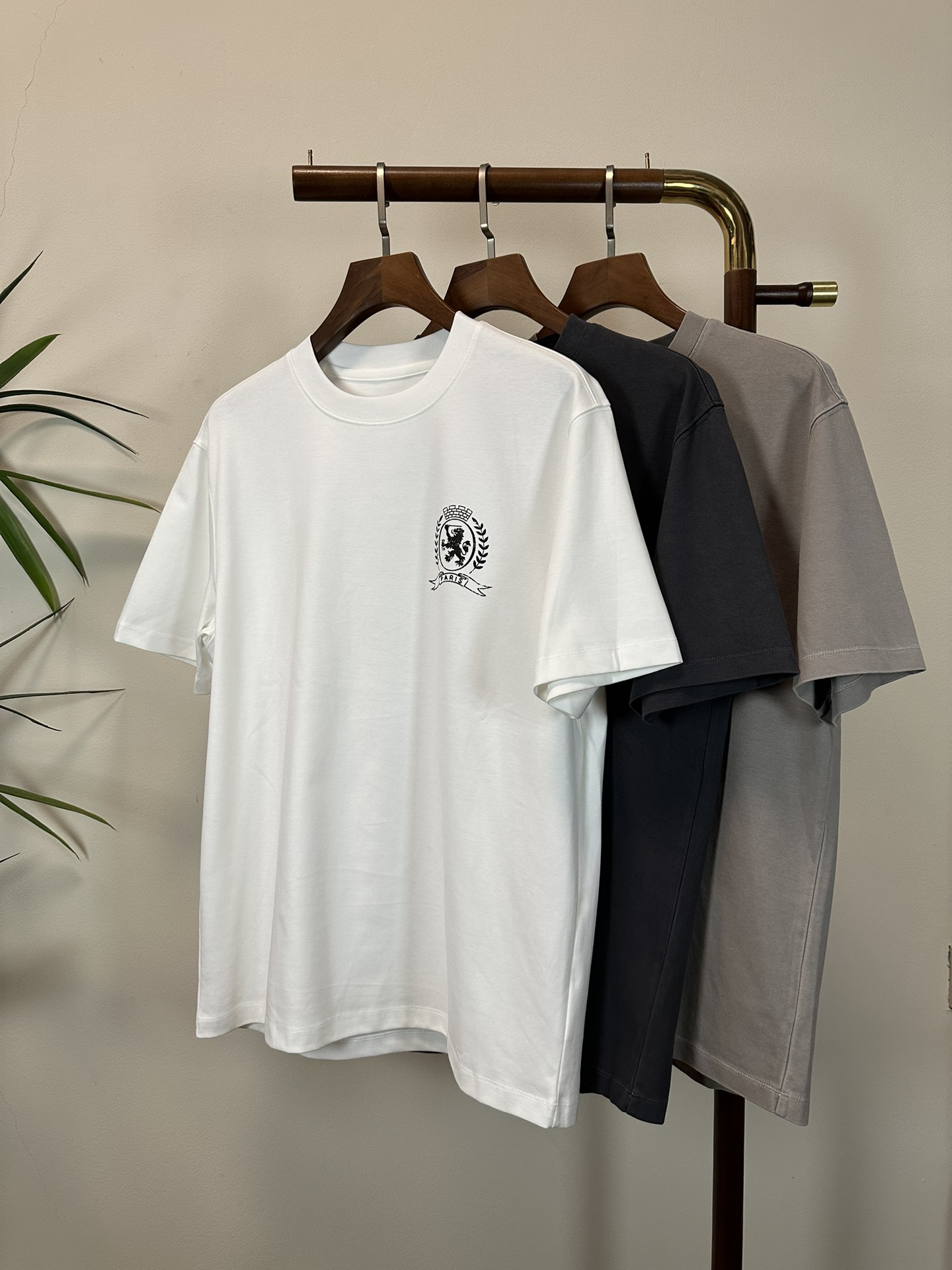 NO:430859,BLCG Balenciaga 2025 new round neck short-sleeved T-shirt high-end version!  Customized fabrics for counters are breathable and comfortable, with impeccable details, and the brand element design concept reflects high quality. The feel is delicate and soft!  It is casually cut, with a great upper body style!  Code number M-3XL, balenciaga, T-shirt,tees, t-shirt,alexander wang19860909BLCG 巴黎世家 2025新款 圆领 短袖 T恤 高端版本！专柜定制面料 透气舒适度高,细节无可挑剔,品牌元素设计理念,体现高品质.手感细腻柔软！呈现休闲裁剪,上身版型超赞！ 码数M-3XL,,balenciaga,T-shirt,tees，t-shirt,alexander wang,Men's clothing