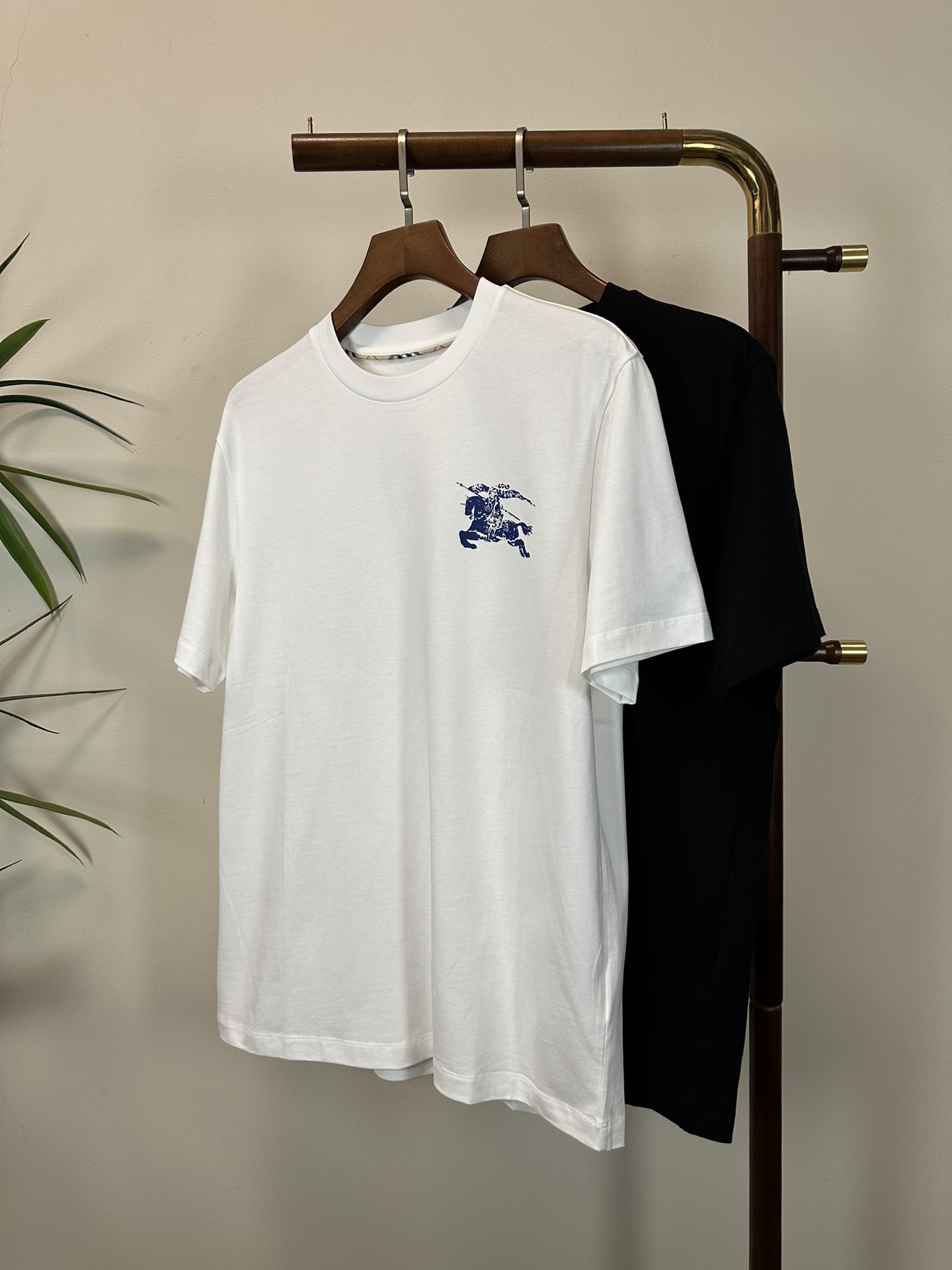 NO:430854,BBR Burberry 2025 new round neck short-sleeved T-shirt high-end version!  Customized fabrics for counters are breathable and comfortable, with impeccable details, and the brand element design concept reflects high quality. The feel is delicate and soft!  It is casually cut, with a great upper body style!  Code number M-3XL, burberry, T-shirt,tees, t-shirt,alexander wang19860909BBR 巴宝莉 2025新款 圆领 短袖 T恤 高端版本！专柜定制面料 透气舒适度高,细节无可挑剔,品牌元素设计理念,体现高品质.手感细腻柔软！呈现休闲裁剪,上身版型超赞！ 码数M-3XL,,burberry,T-shirt,tees，t-shirt,alexander wang,Men's clothing