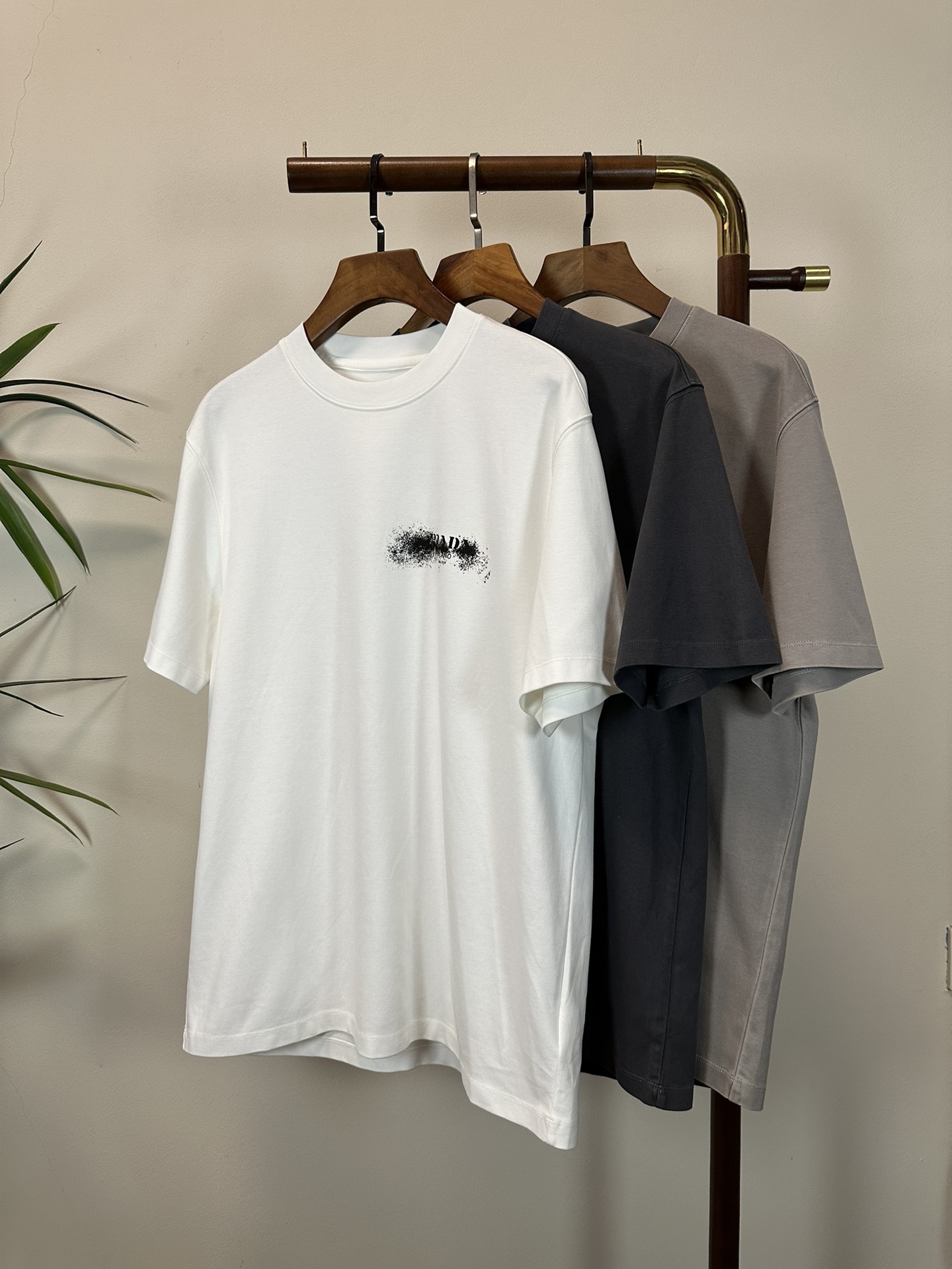 NO:430849,PRA Prada 2025 new round neck short-sleeved T-shirt high-end version!  Customized fabrics for counters are breathable and comfortable, with impeccable details, and the brand element design concept reflects high quality. The feel is delicate and soft!  It is casually cut, with a great upper body style!  Code number M-3XL, prada, prada, T-shirt,tees, t-shirt,alexander wang19860909PRA 普拉达 2025新款 圆领 短袖 T恤 高端版本！专柜定制面料 透气舒适度高,细节无可挑剔,品牌元素设计理念,体现高品质.手感细腻柔软！呈现休闲裁剪,上身版型超赞！ 码数M-3XL,,prada,prada,T-shirt,tees，t-shirt,alexander wang,Men's clothing