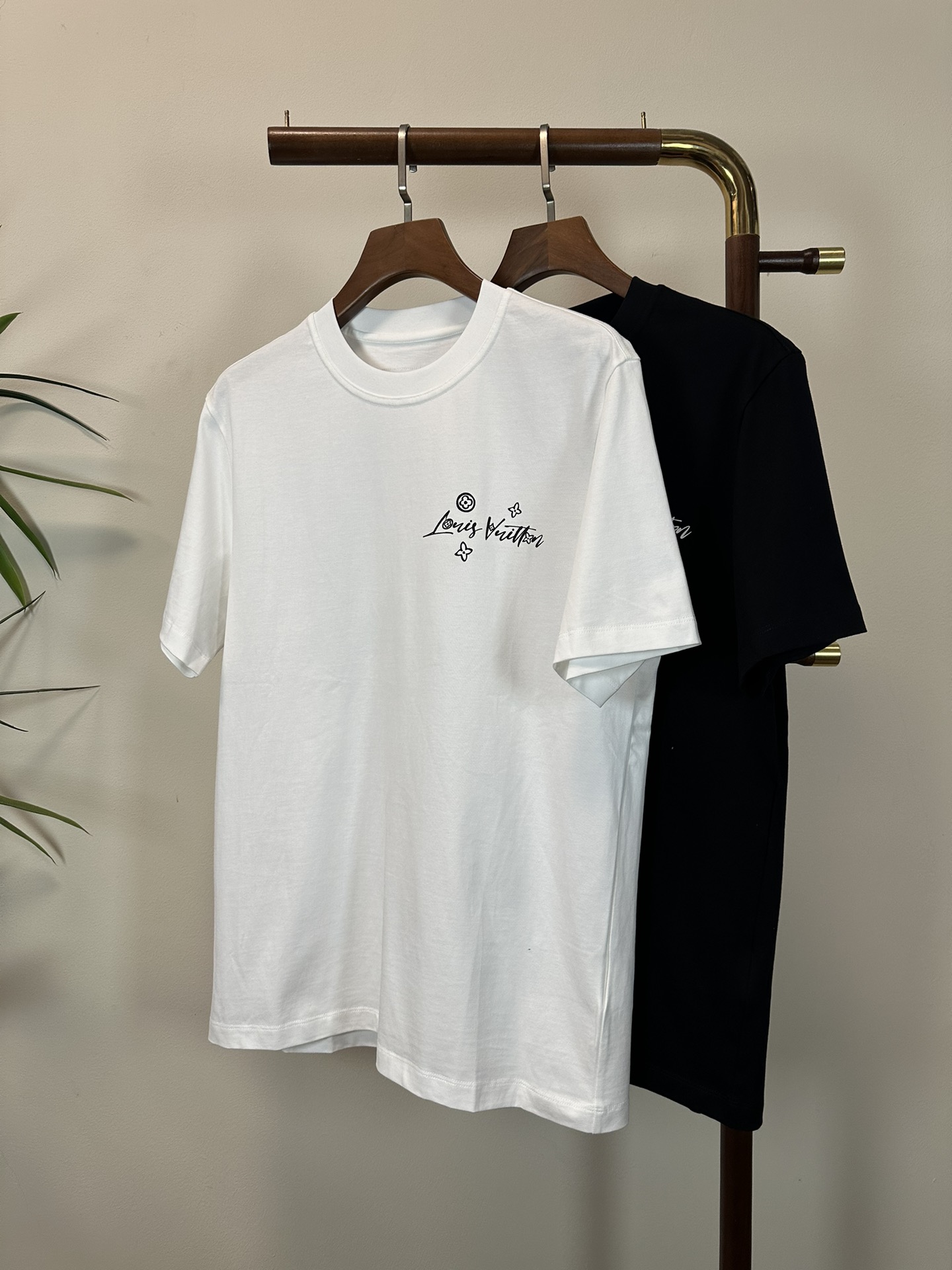 NO:430844,LV Louis Vuitton 2025 new round neck short-sleeved T-shirt high-end version!  Customized fabrics for counters are breathable and comfortable, with impeccable details, and the brand element design concept reflects high quality. The feel is delicate and soft!  It is casually cut, with a great upper body style!  Code number M-3XL, louis vuitton,louis vuitton,t-shirt,tees,t-shirt,alexander wang19860909LV 路易威登 2025新款 圆领 短袖 T恤 高端版本！专柜定制面料 透气舒适度高,细节无可挑剔,品牌元素设计理念,体现高品质.手感细腻柔软！呈现休闲裁剪,上身版型超赞！ 码数M-3XL,,louis vuitton,louis vuitton,T-shirt,tees，t-shirt,alexander wang,Men's clothing