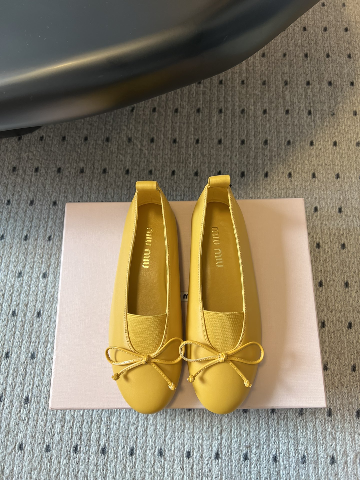 NO:423325,miu miu 25ss round-toe bow-tie single shoes, ballet shoes, playful bows, lit up sweet and cool atmosphere, simple lines hide exquisite thoughts, and step on them is fashionable and sense of atmosphere, and firmly grasp the girlish and high-end sense~ Upper imported sheepskin imported sheepskin, large sole ZP open-model sole Size35-39 (40 custom-made, non-return and exchange, ballet shoes, miumiu, sheepskin19860909miu miu 25ss圆头蝴蝶结走秀款单鞋 芭蕾舞鞋 俏皮蝴蝶结点亮甜酷氛围 简约线条藏着精致小心思 踩上就是时髦氛围感担当 把少女感和高级感稳稳拿捏~ 鞋面进口羊皮 内里进口羊皮 大底ZP开模大底 Size35-39（40定制不退换,芭蕾舞鞋,miumiu,sheepskin,Women's Shoes