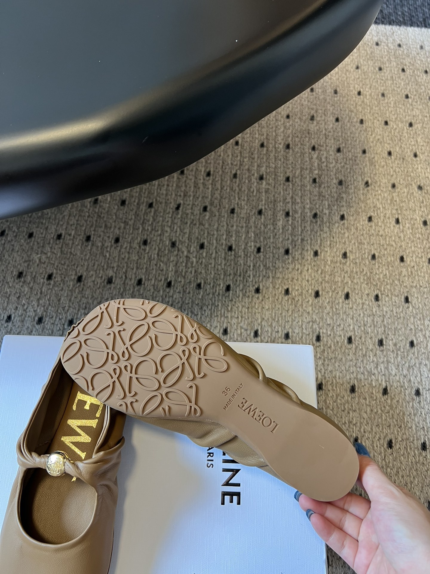 LOEWE 25ss超软糯嘟嘟同款芭蕾舞鞋
这款Pebble Soft 是芭蕾平底鞋与穆勒鞋的优雅结