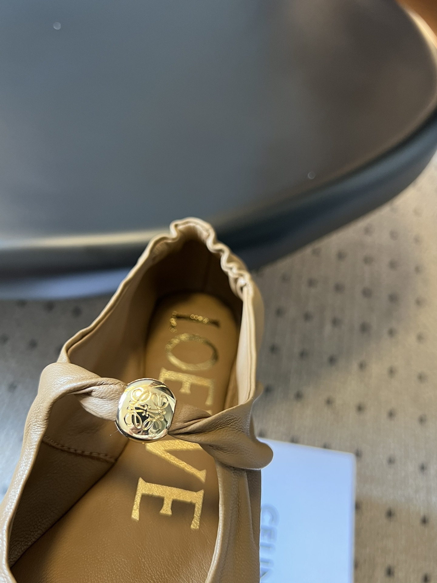 LOEWE 25ss超软糯嘟嘟同款芭蕾舞鞋
这款Pebble Soft 是芭蕾平底鞋与穆勒鞋的优雅结