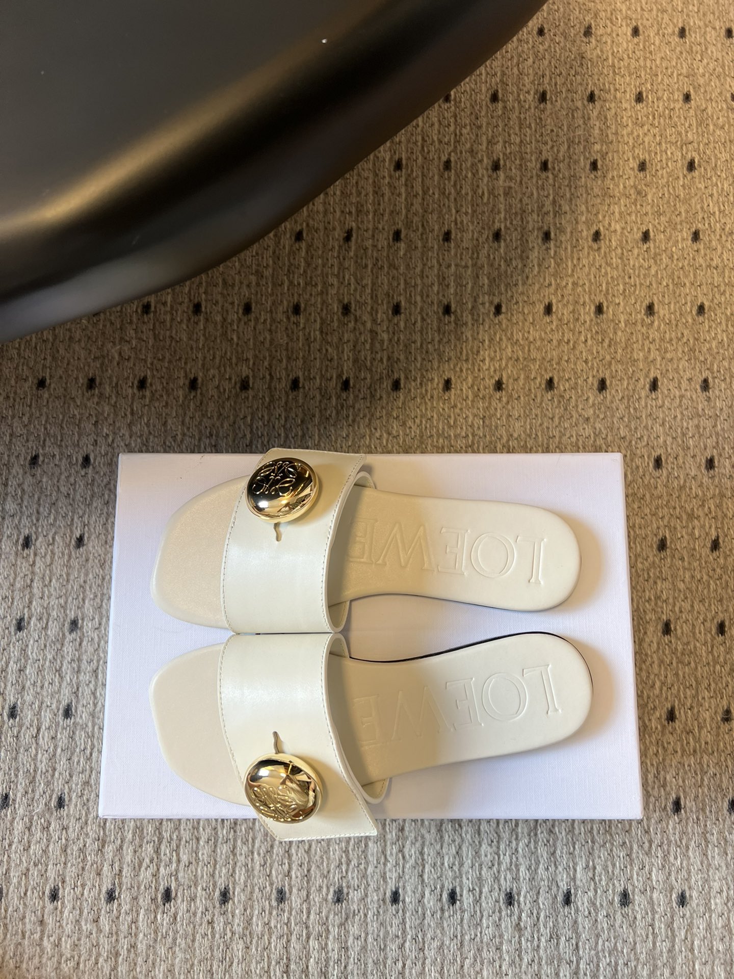 
Loewe 25ss小金球平底凉拖鞋 

舒适拖鞋外穿 的凉拖  仙女的拖鞋罗意威拖鞋 超级超级美的小