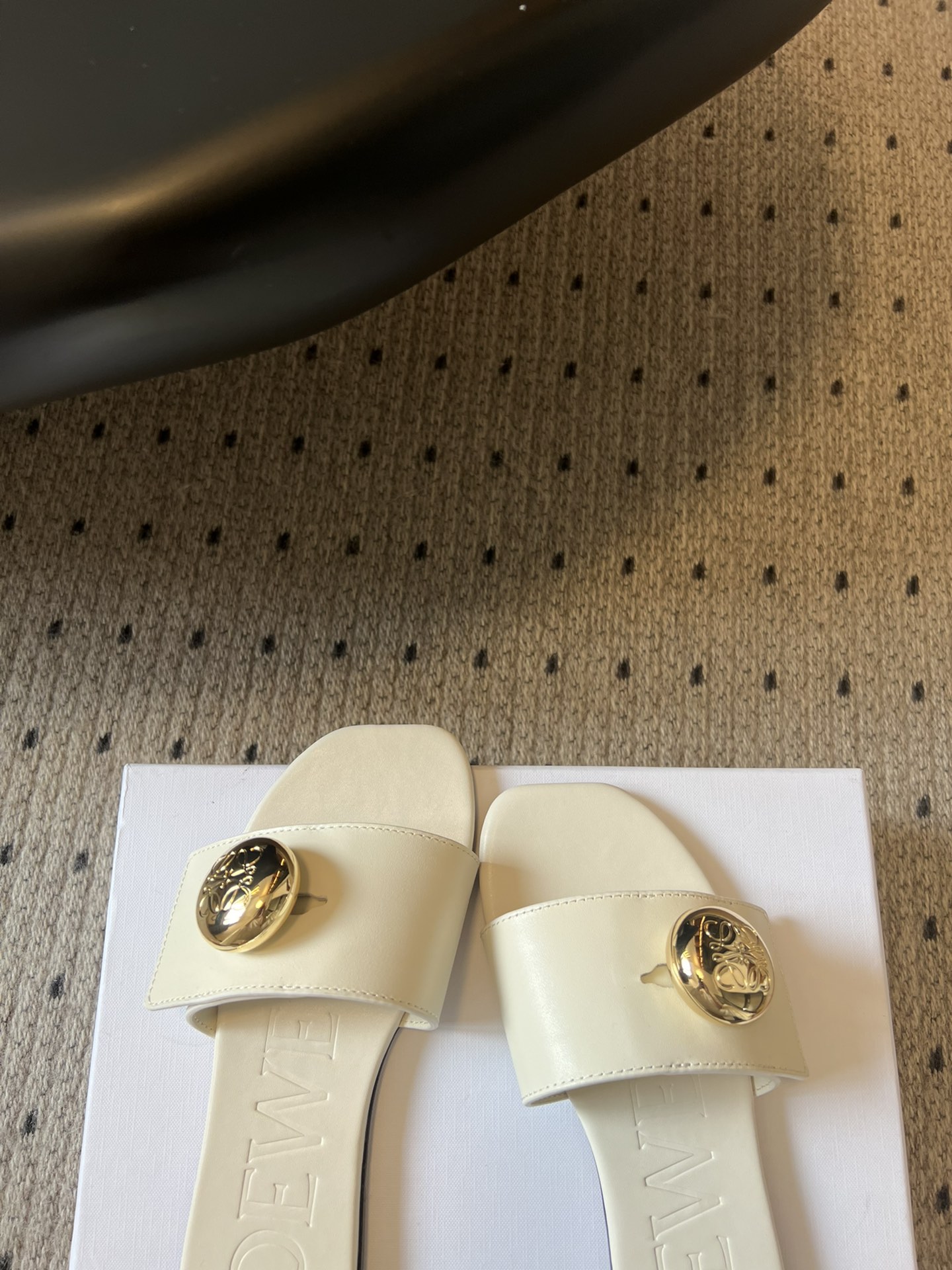 
Loewe 25ss小金球平底凉拖鞋 

舒适拖鞋外穿 的凉拖  仙女的拖鞋罗意威拖鞋 超级超级美的小