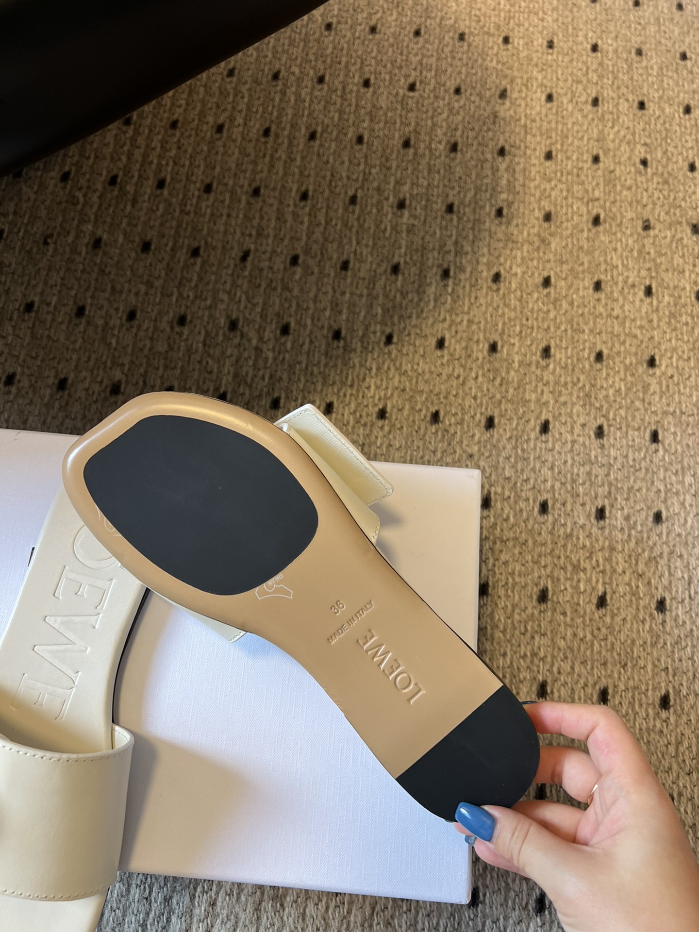 
Loewe 25ss小金球平底凉拖鞋 

舒适拖鞋外穿 的凉拖  仙女的拖鞋罗意威拖鞋 超级超级美的小