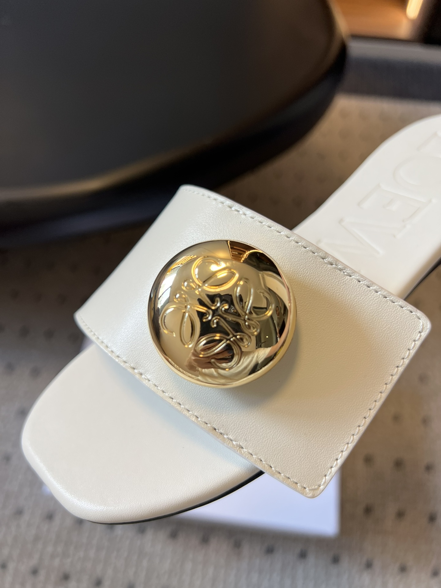 
Loewe 25ss小金球平底凉拖鞋 

舒适拖鞋外穿 的凉拖  仙女的拖鞋罗意威拖鞋 超级超级美的小