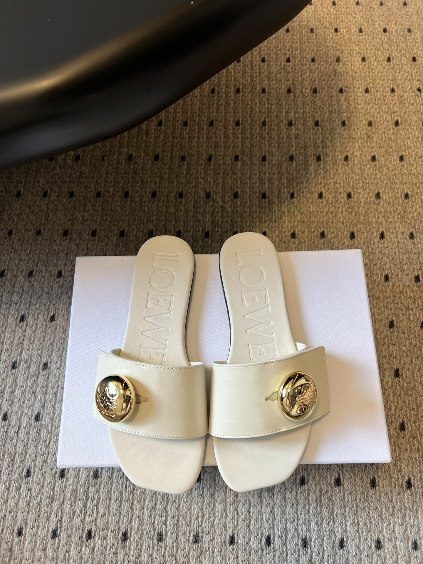 
Loewe 25ss小金球平底凉拖鞋 

舒适拖鞋外穿 的凉拖  仙女的拖鞋罗意威拖鞋 超级超级美的小