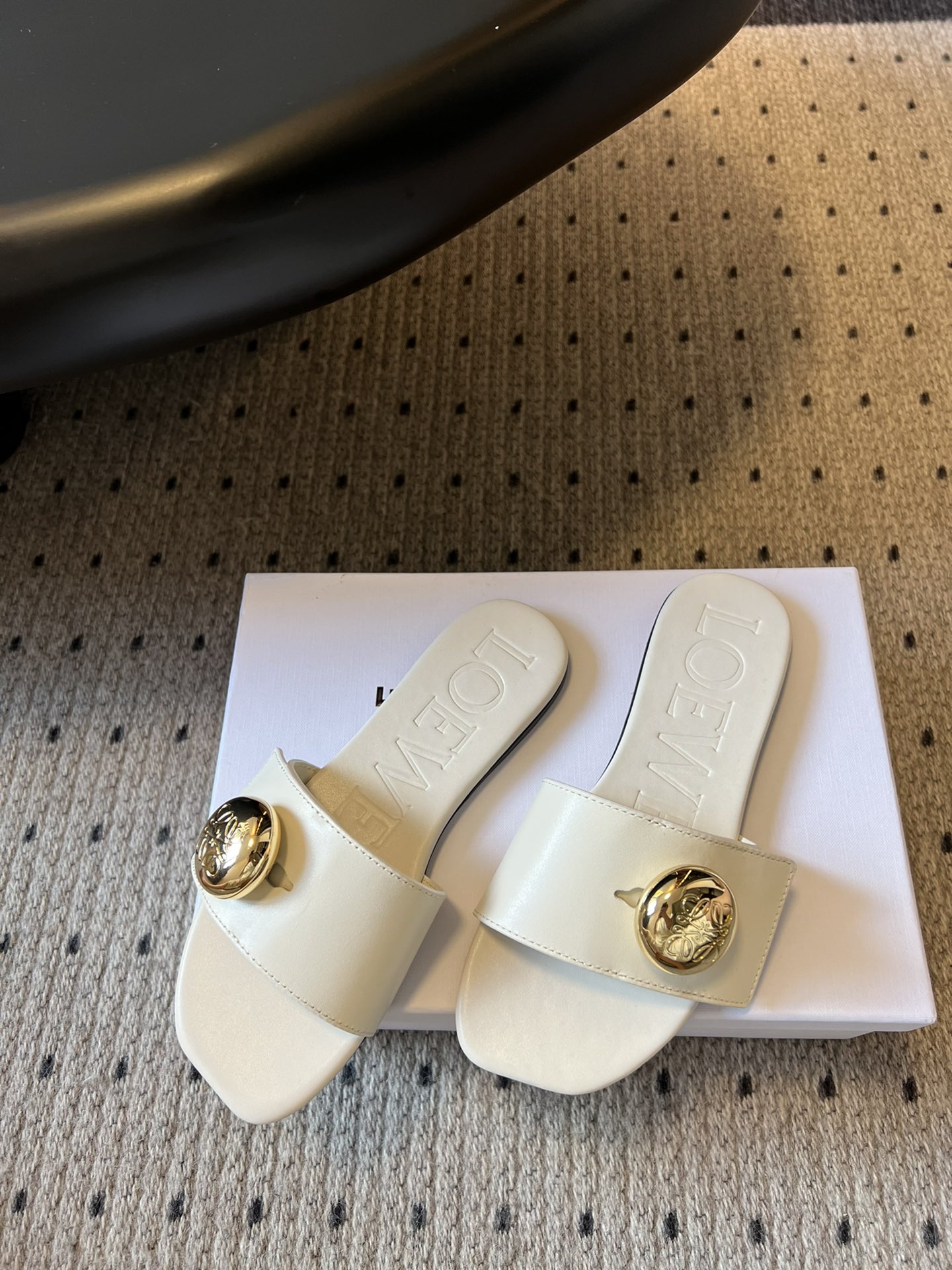 
Loewe 25ss小金球平底凉拖鞋 

舒适拖鞋外穿 的凉拖  仙女的拖鞋罗意威拖鞋 超级超级美的小