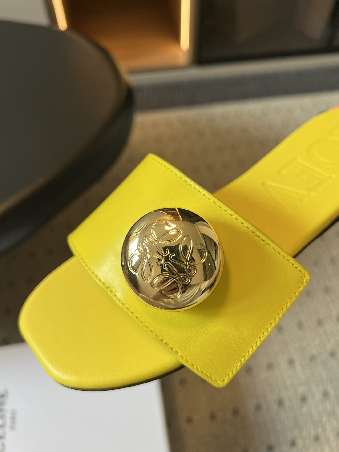 
Loewe 25ss小金球平底凉拖鞋 

舒适拖鞋外穿 的凉拖  仙女的拖鞋罗意威拖鞋 超级超级美的小