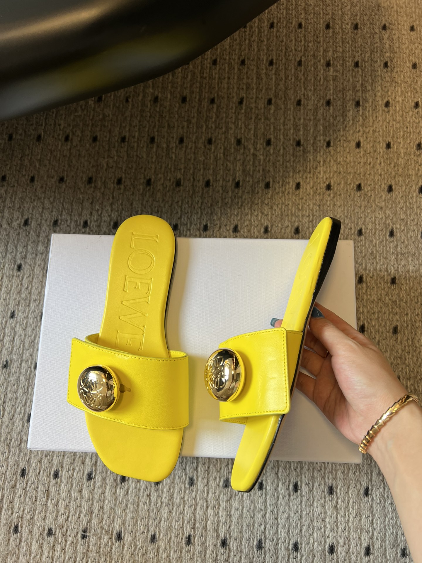
Loewe 25ss小金球平底凉拖鞋 

舒适拖鞋外穿 的凉拖  仙女的拖鞋罗意威拖鞋 超级超级美的小