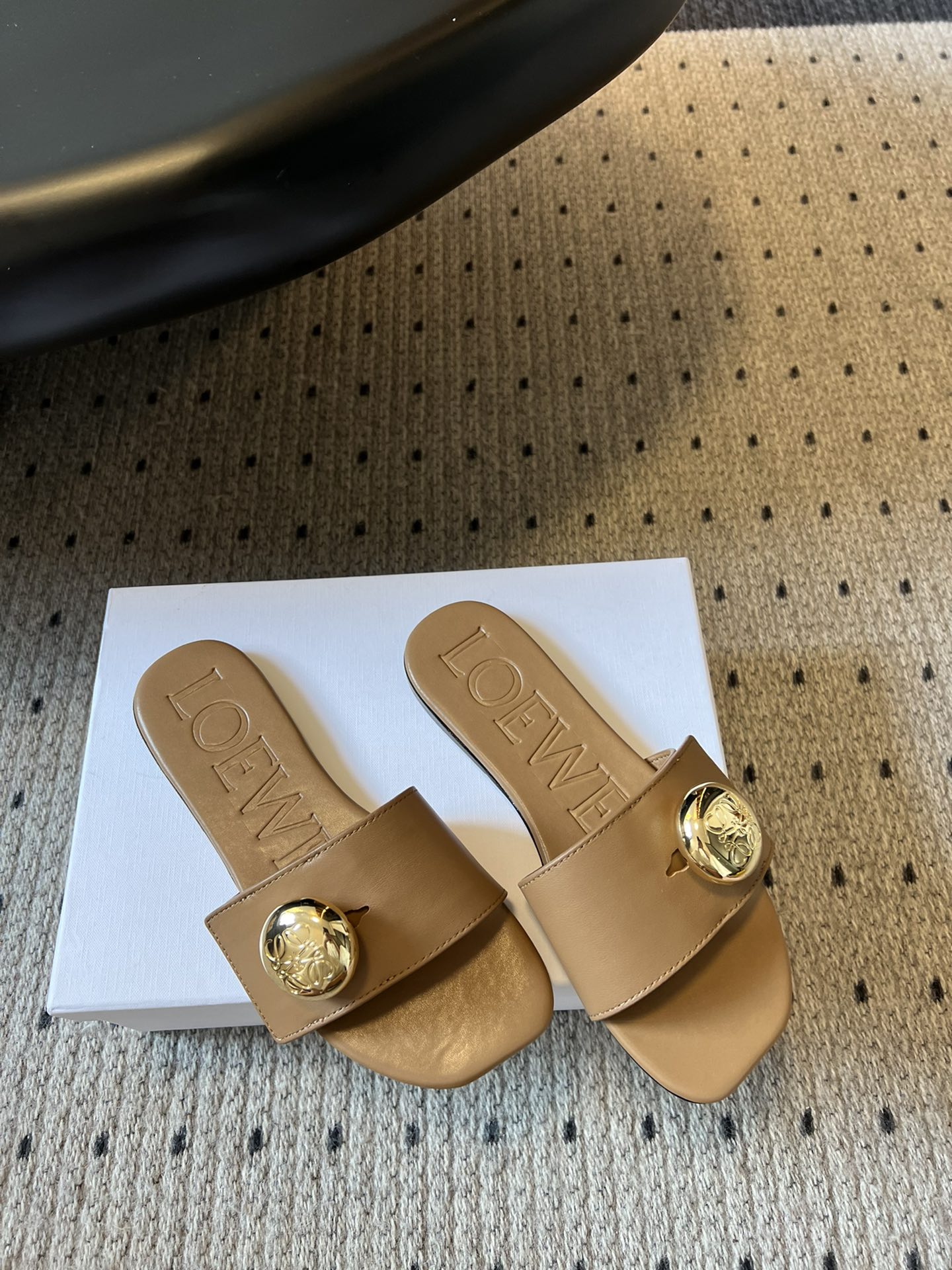 
Loewe 25ss小金球平底凉拖鞋 

舒适拖鞋外穿 的凉拖  仙女的拖鞋罗意威拖鞋 超级超级美的小