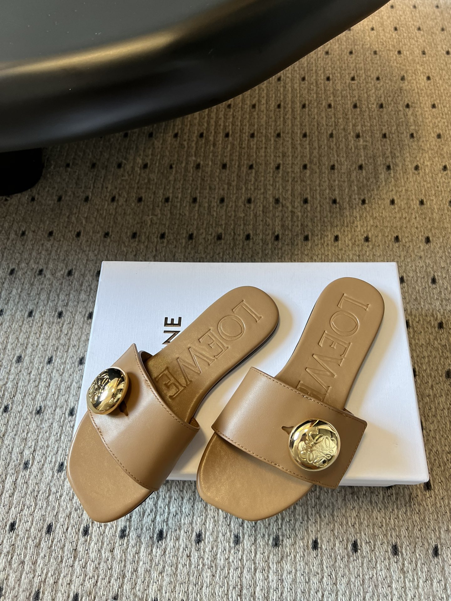 
Loewe 25ss小金球平底凉拖鞋 

舒适拖鞋外穿 的凉拖  仙女的拖鞋罗意威拖鞋 超级超级美的小