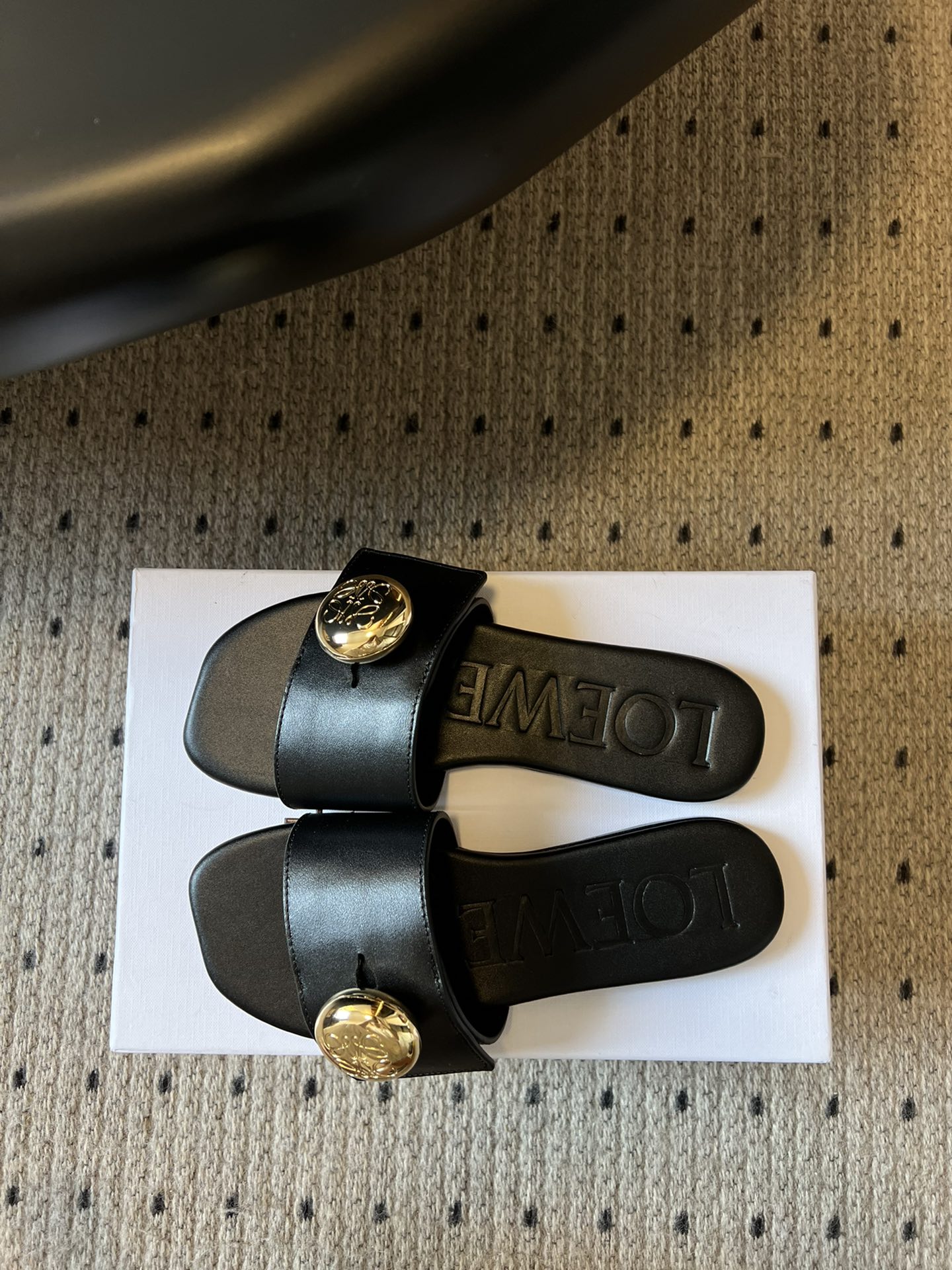 
Loewe 25ss小金球平底凉拖鞋 

舒适拖鞋外穿 的凉拖  仙女的拖鞋罗意威拖鞋 超级超级美的小