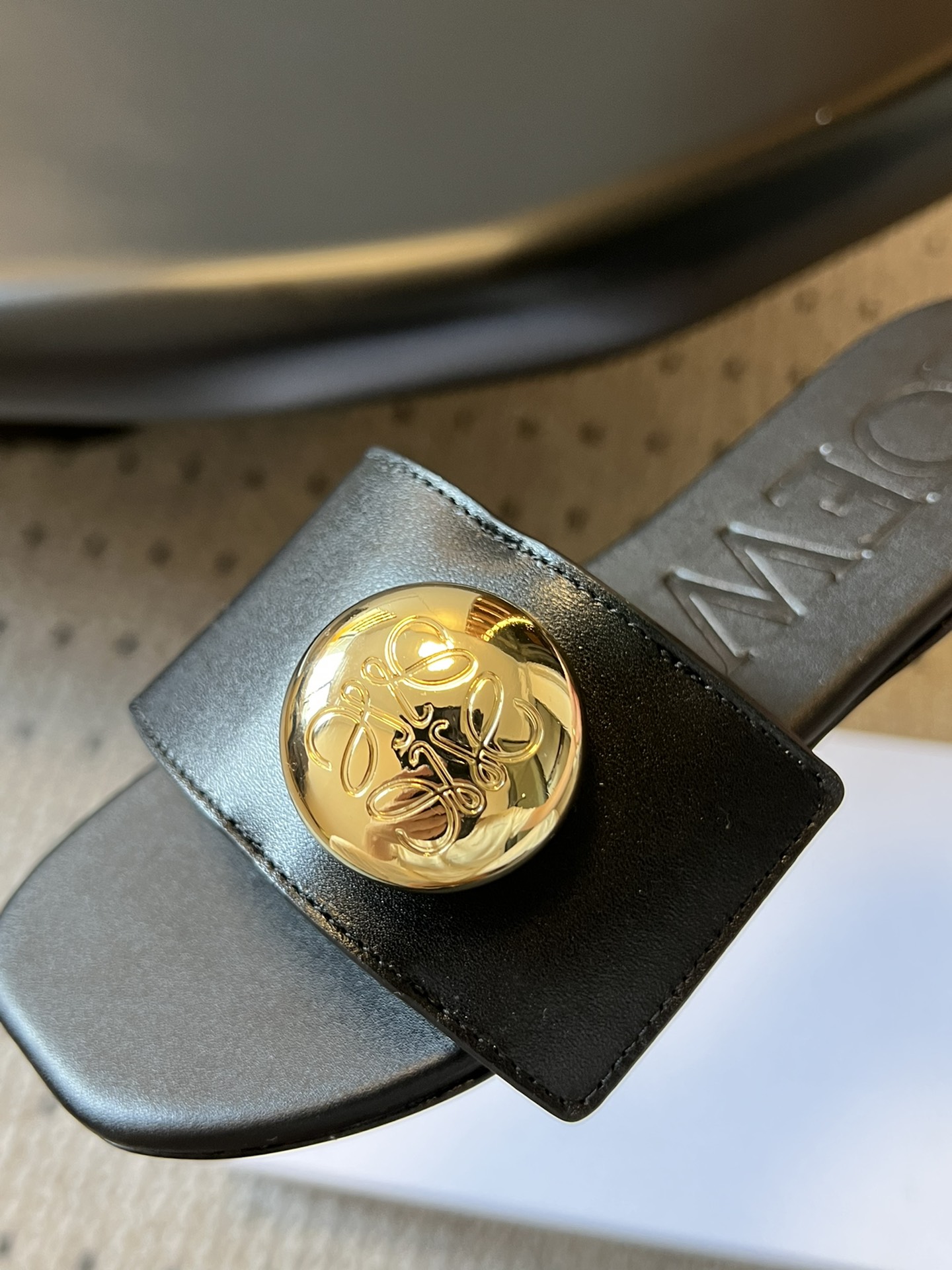 
Loewe 25ss小金球平底凉拖鞋 

舒适拖鞋外穿 的凉拖  仙女的拖鞋罗意威拖鞋 超级超级美的小