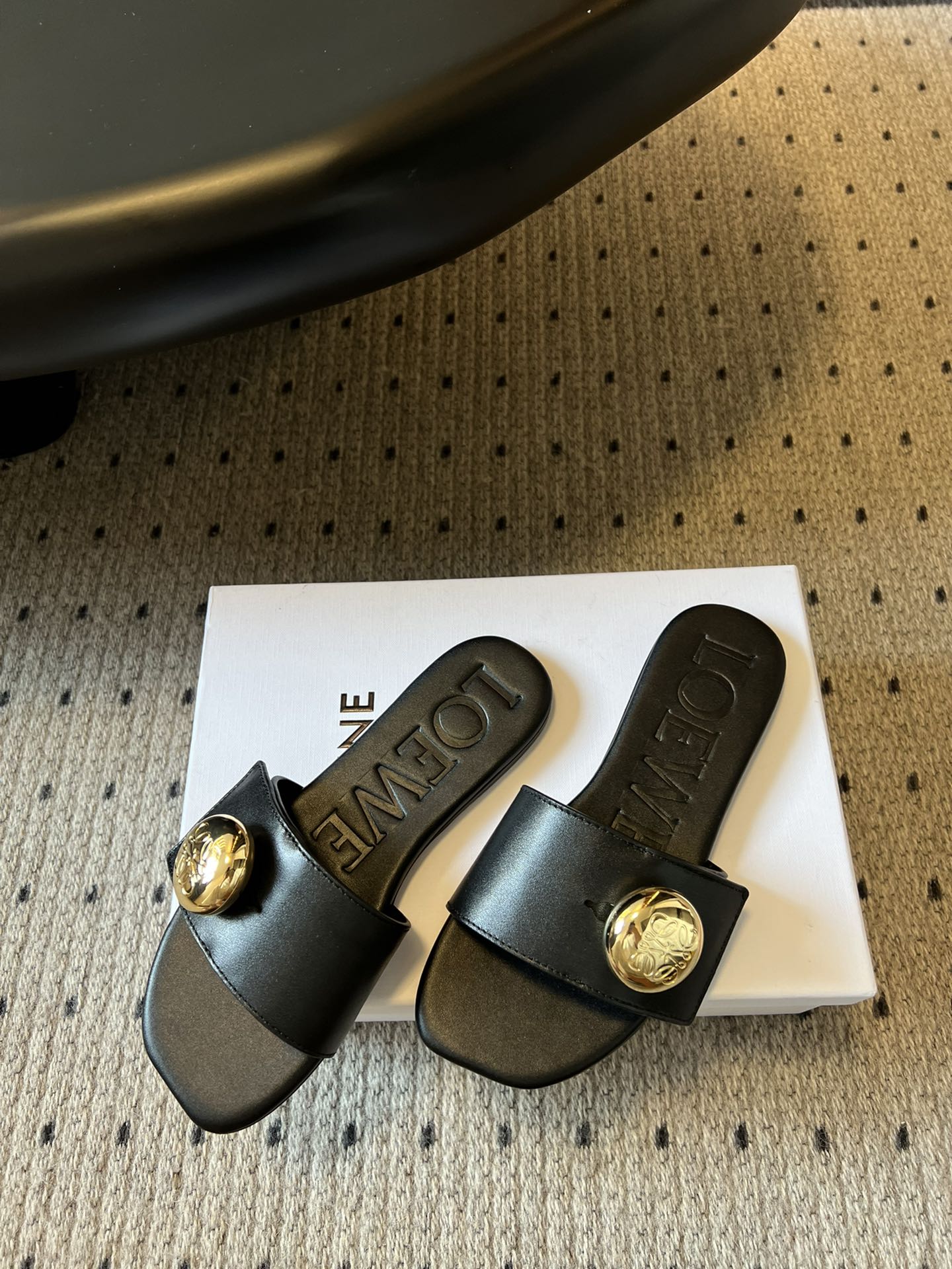 
Loewe 25ss小金球平底凉拖鞋 

舒适拖鞋外穿 的凉拖  仙女的拖鞋罗意威拖鞋 超级超级美的小