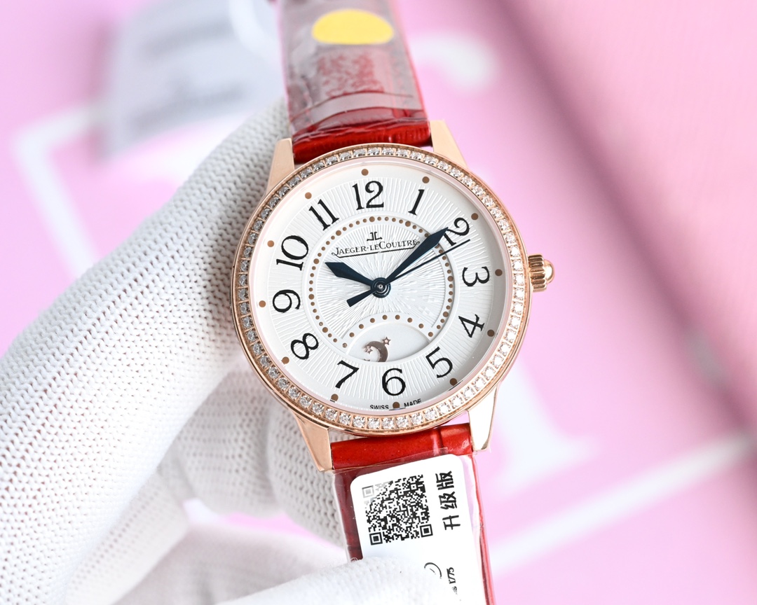 NO:337975,Unified and Jijia Jaeger-LeCoultre dating series The strongest gold-packed watch is romantically released, with large-scale quality, simple lady, full of romantic feelings!  The watch size is 34mm/corrects all shortcomings of any version on the market. The simple and capable shell is polished in fine detail to ensure that the polishing process is consistent and the texture is synchronized with the authenticity. Restore the most beautiful style of the authenticity!  CAL.898A movement perfectly realizes the original calendar day and stars optional/hour and minute conversion function, following the original copy!  Stable when walking, guaranteed quality!  It is exactly the same as the authentic product. The electric blue pointer shines brightly in the sun. Italian calfskin is light and breathable, with excellent texture, and is paired with Jaeger-LeCoultre's classic folding buckle. It is equipped with a national inspection agency inspection certificate, a lifetime warranty, and a perfect recommendation for gifts for your own use!  ,jaeger-lecoultre,cowhide19860909统一 积.家Jaeger-LeCoultre约会系列 最强包金腕表浪漫登场 ,大厂品质,简约淑女,尽显浪漫情怀！腕表尺寸34mm/修正现市面任何版本的所有不足之处,简约干练的外壳打磨精细,确保打磨工艺吻合,质感同步正品.还原正品最美风采！CAL.898A机芯,完美实现原装日历白昼星辰可选/时分秒变换功能,跟足原装复刻！走时稳定,品质保证！和正品完全一致 电光烧蓝指针 阳光下熠熠生辉.意大利小牛皮轻便透气,质感上佳,搭配积家经典折叠表扣.配备国检机构检测证书,终身保修,送礼自用完美推荐！,,jaeger-lecoultre,cowhide,Watch