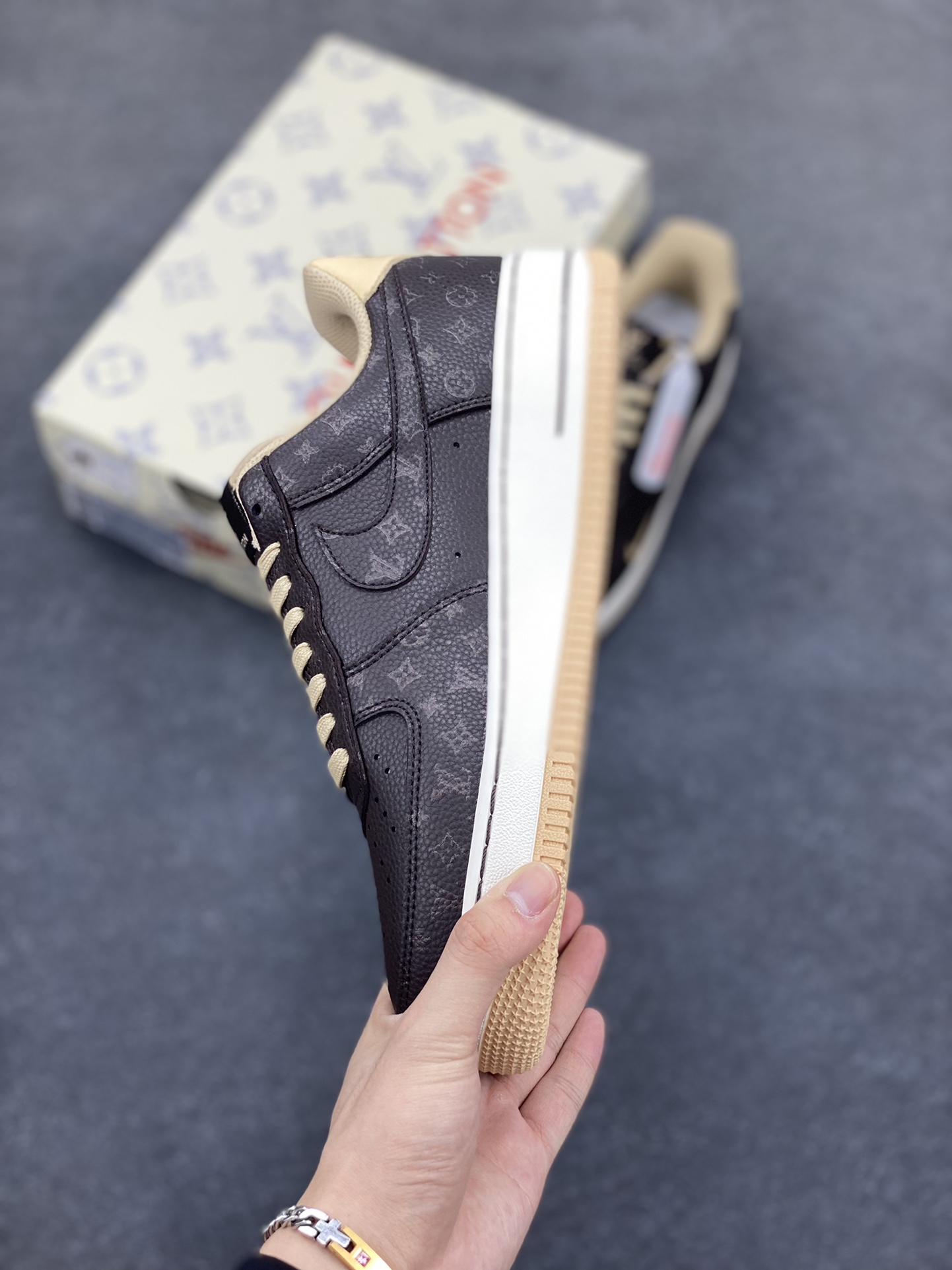 图片[3]-NIke Air Force 1 \’07 Low LV联名-咖啡粽 空军一号低帮 运动鞋 休闲鞋 折边针车 工艺难度大 原楦头原纸板 原装鞋盒 定制五金配件 内置全掌气垫 原厂鞋底 货号：LW9279-007 尺码：36 36.5 37.5 38 38.5 39 40 40.5 41 42 42.5 43 44 44.5 45-选品中心