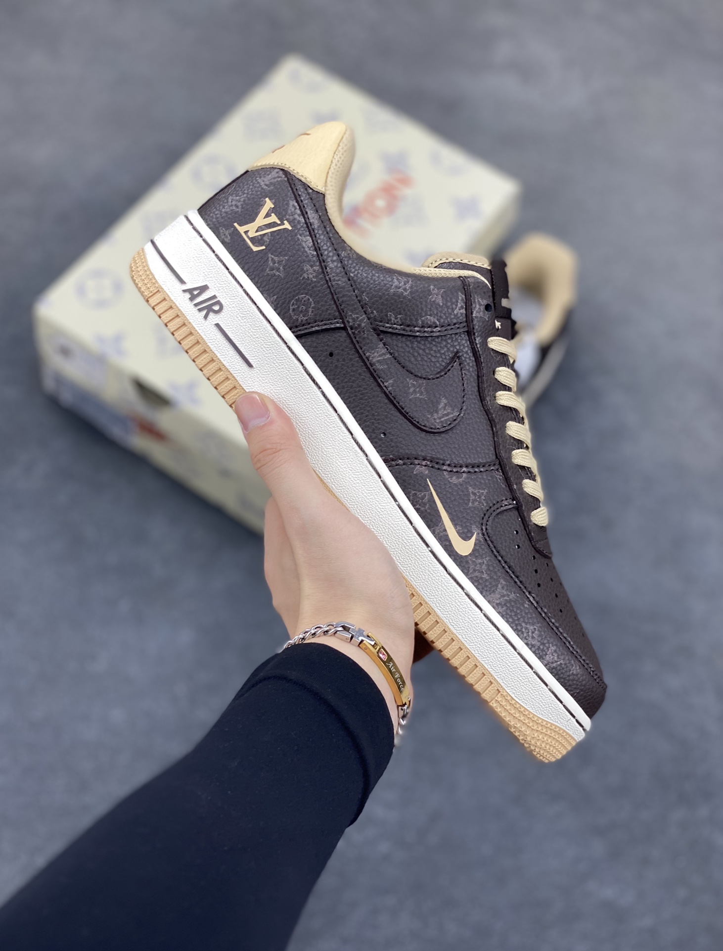 NIke Air Force 1 \’07 Low LV联名-咖啡粽 空军一号低帮 运动鞋 休闲鞋 折边针车 工艺难度大 原楦头原纸板 原装鞋盒 定制五金配件 内置全掌气垫 原厂鞋底 货号:LW9279-007 尺码:36 36.5 37.5 38 38.5 39 40 40.5 41 42 42.5 43 44 44.5 45-选品中心