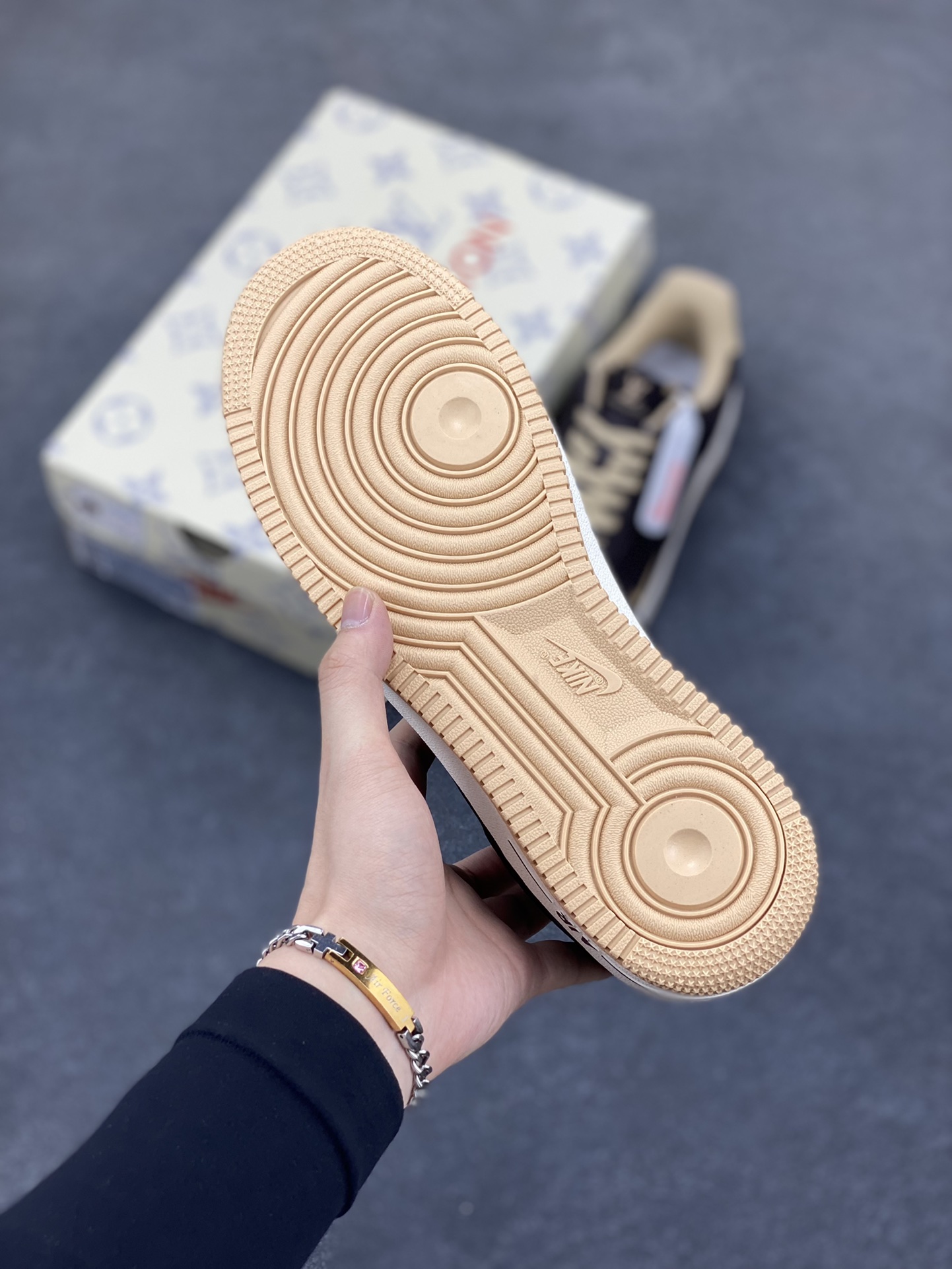 图片[5]-NIke Air Force 1 \’07 Low LV联名-咖啡粽 空军一号低帮 运动鞋 休闲鞋 折边针车 工艺难度大 原楦头原纸板 原装鞋盒 定制五金配件 内置全掌气垫 原厂鞋底 货号：LW9279-007 尺码：36 36.5 37.5 38 38.5 39 40 40.5 41 42 42.5 43 44 44.5 45-选品中心