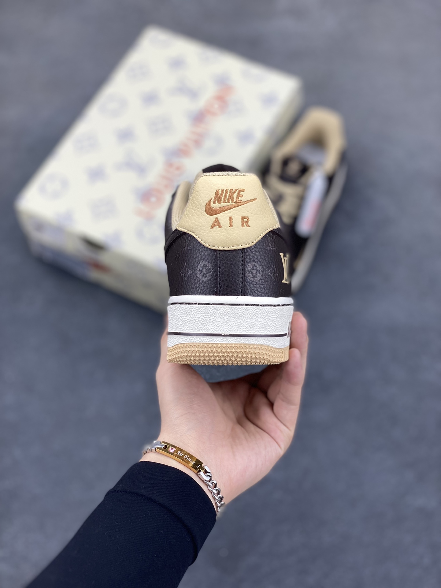 图片[4]-NIke Air Force 1 \’07 Low LV联名-咖啡粽 空军一号低帮 运动鞋 休闲鞋 折边针车 工艺难度大 原楦头原纸板 原装鞋盒 定制五金配件 内置全掌气垫 原厂鞋底 货号：LW9279-007 尺码：36 36.5 37.5 38 38.5 39 40 40.5 41 42 42.5 43 44 44.5 45-选品中心