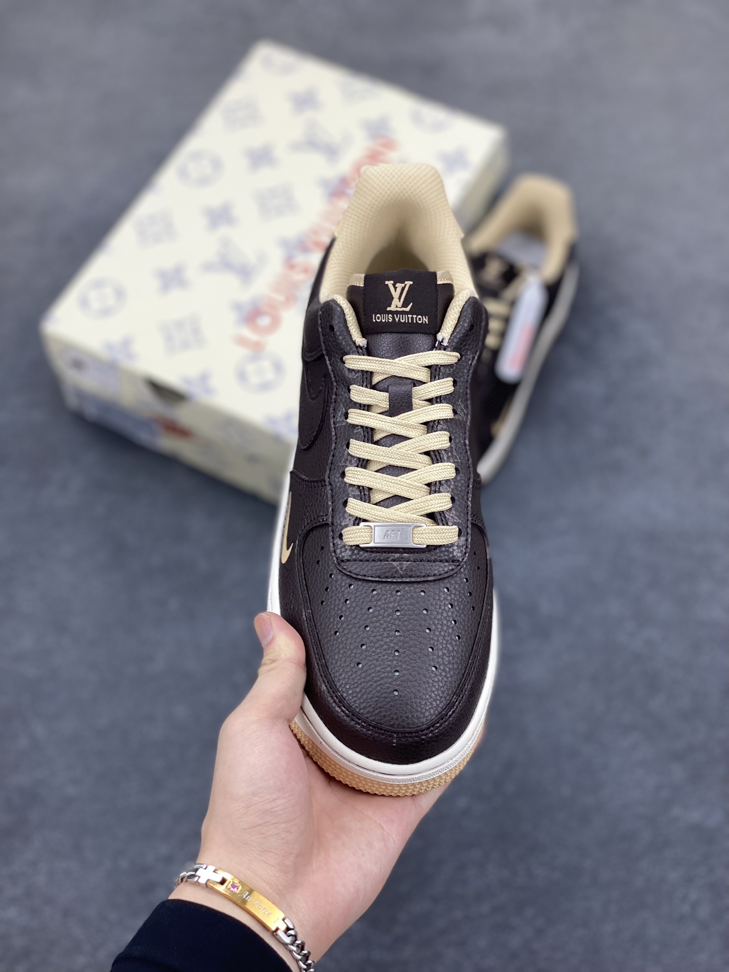 图片[2]-NIke Air Force 1 \’07 Low LV联名-咖啡粽 空军一号低帮 运动鞋 休闲鞋 折边针车 工艺难度大 原楦头原纸板 原装鞋盒 定制五金配件 内置全掌气垫 原厂鞋底 货号：LW9279-007 尺码：36 36.5 37.5 38 38.5 39 40 40.5 41 42 42.5 43 44 44.5 45-选品中心